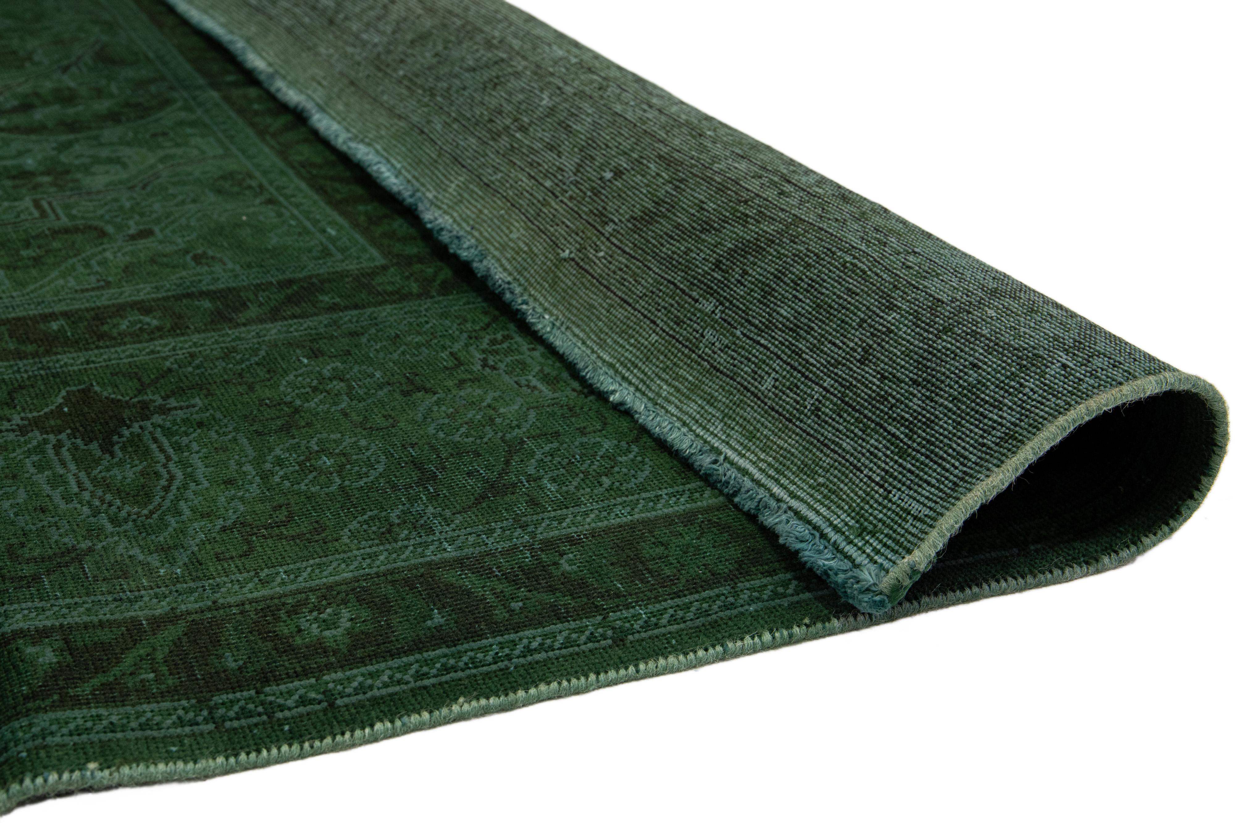 Islamique Tapis persan teinté vert avec motif de médaillon en vente