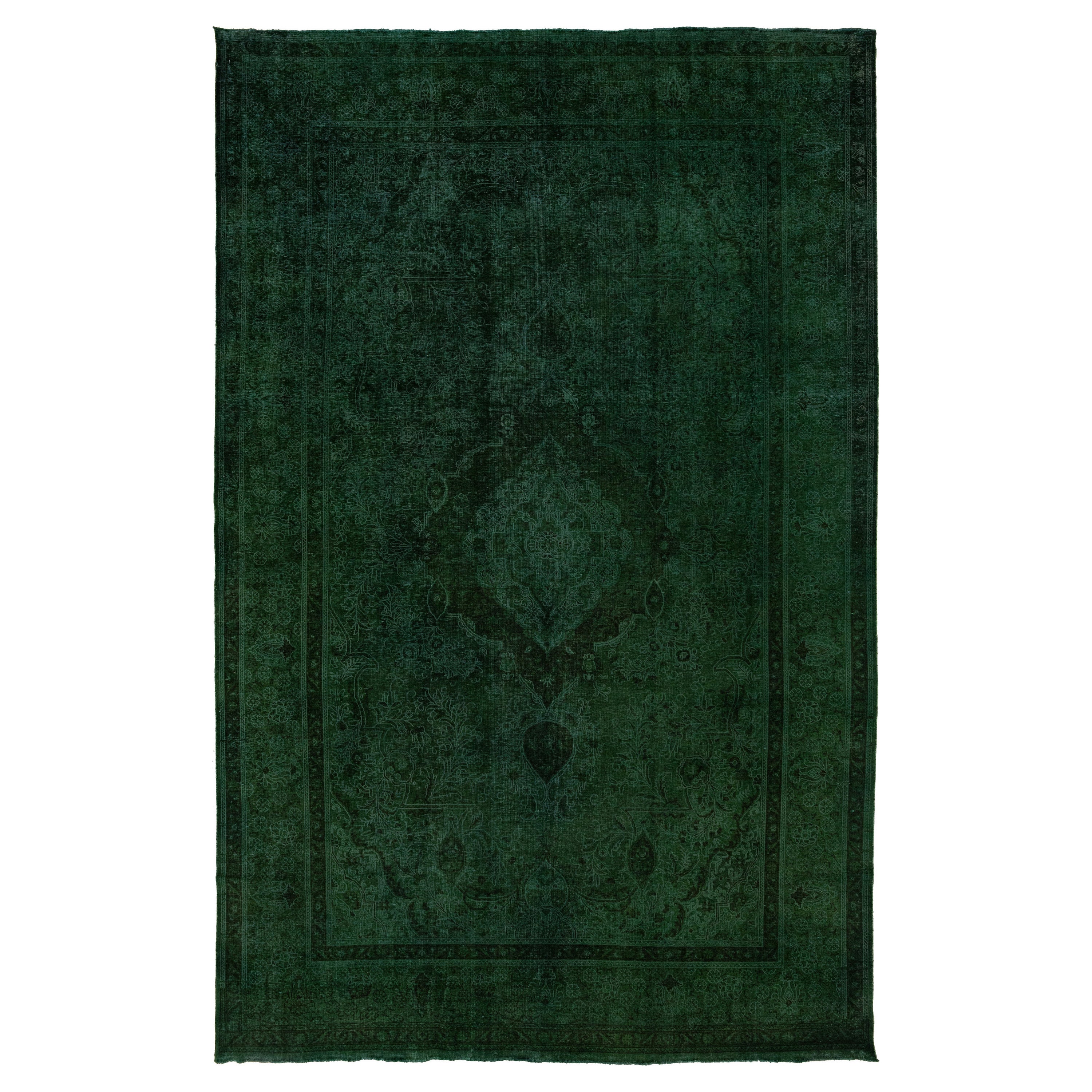 Grüner Overdyed Persischer entworfener Wollteppich mit Medaillon-Motiv in Zimmergröße