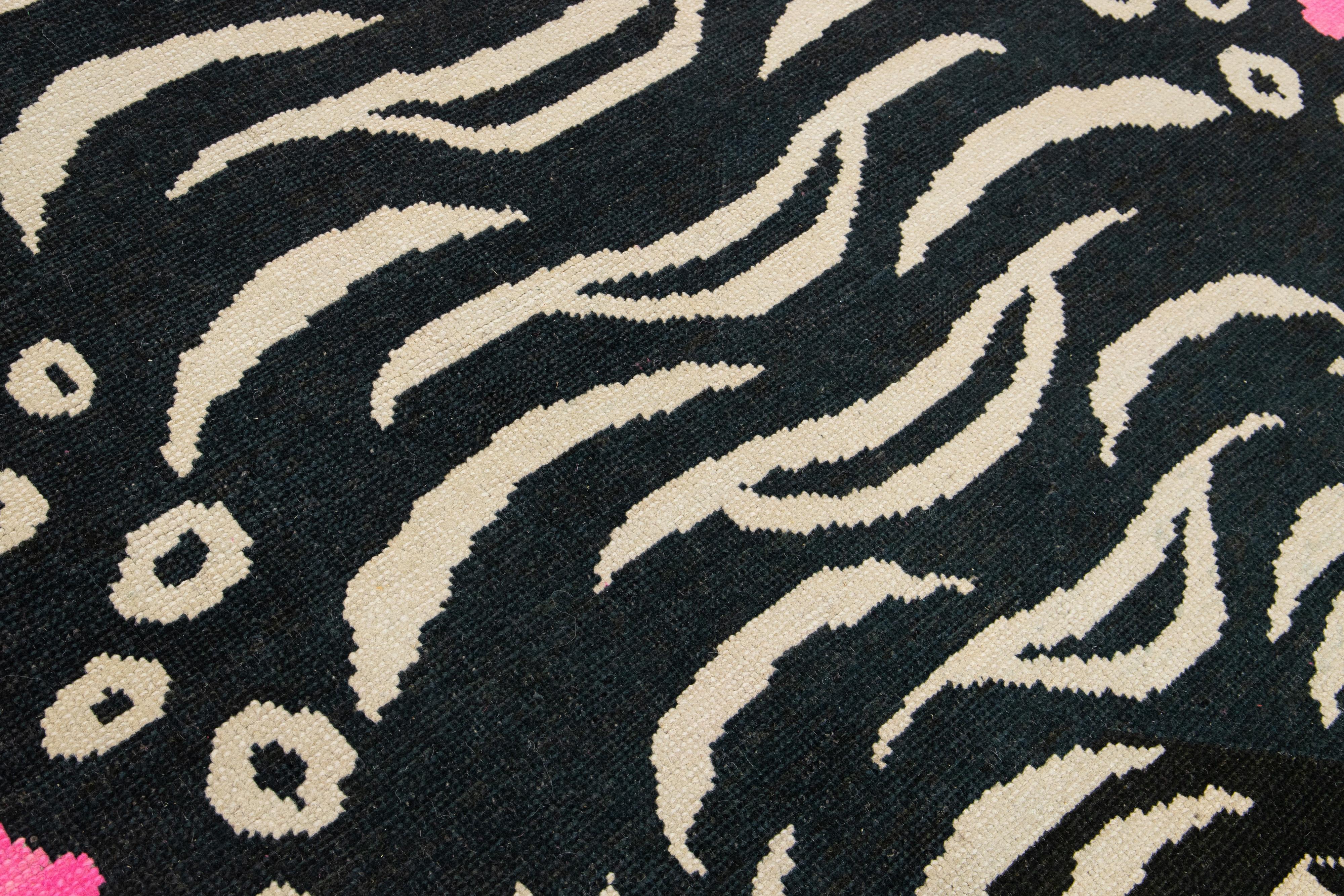 Tapis turc fait à la main en rose avec un motif tigre en vente 2