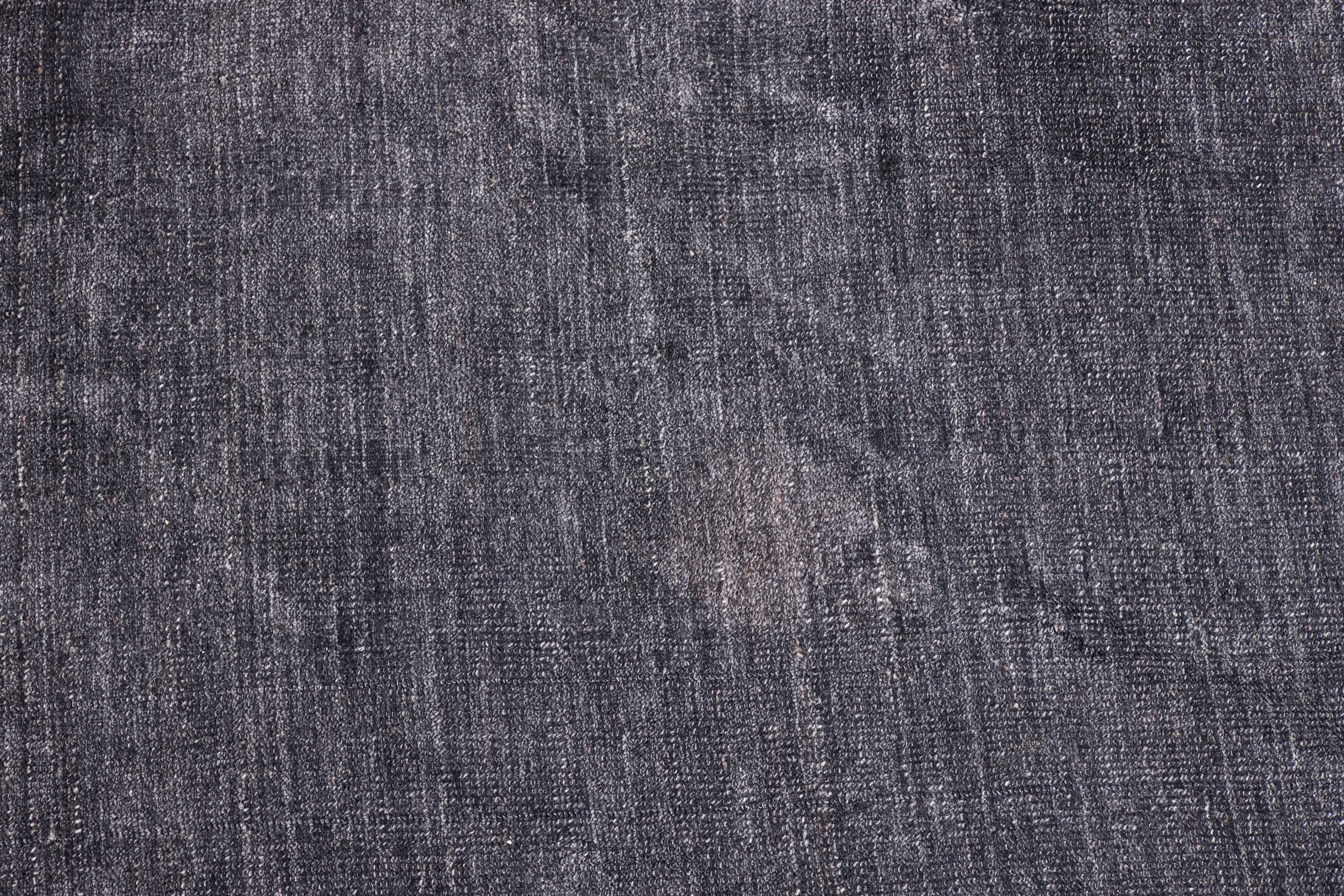 Indischer Teppich aus Wolle/Viskose in Holzkohle in Zimmergröße (Handgewebt) im Angebot