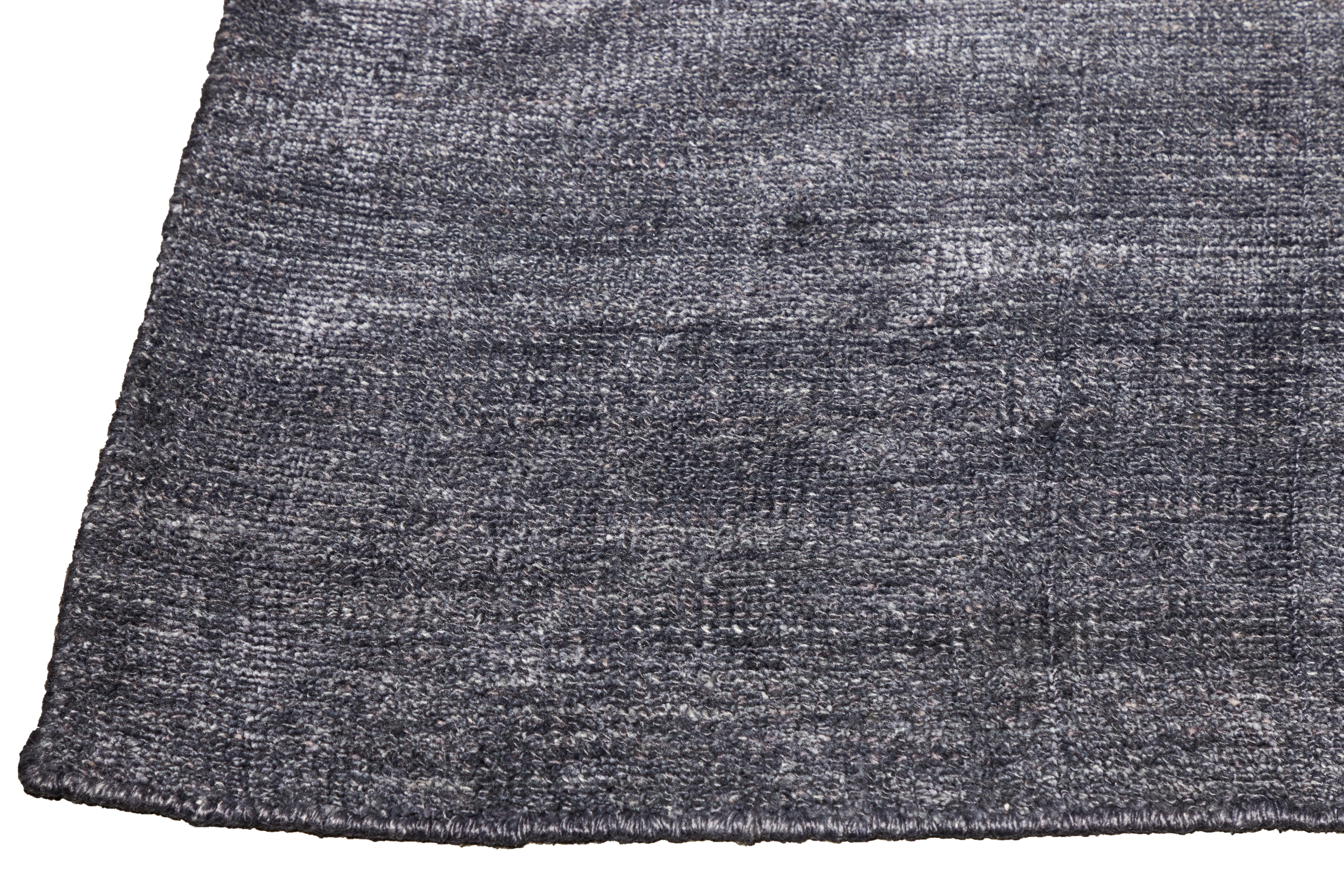 Indischer Teppich aus Wolle/Viskose in Holzkohle in Zimmergröße im Zustand „Gut“ im Angebot in Chicago, IL