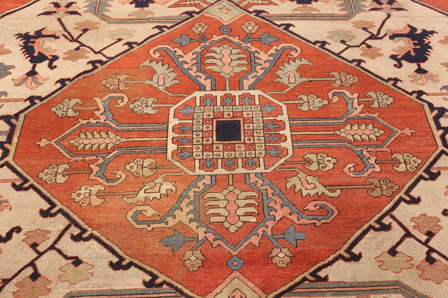Antique Serapi Persian Rug. Size: 9 ft 9 in x 12 ft  In Good Condition For Sale In New York, NY