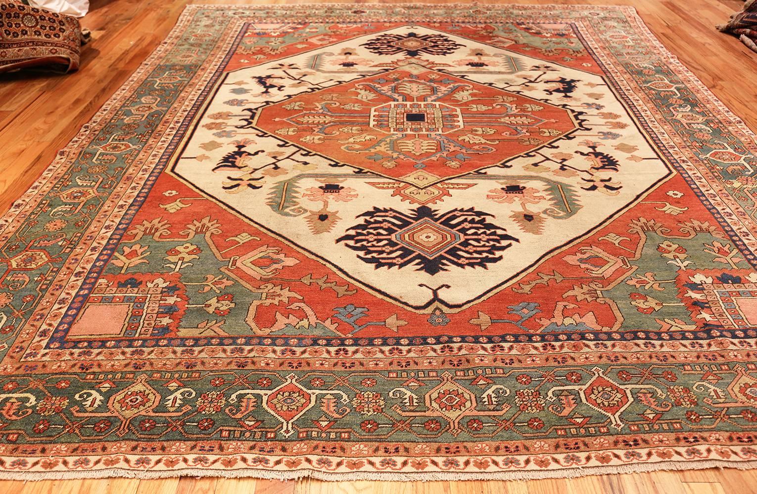 Nazmiyal Collection Antique Serapi Persian Rug. Size: 9 ft 9 in x 12 ft  For Sale 1