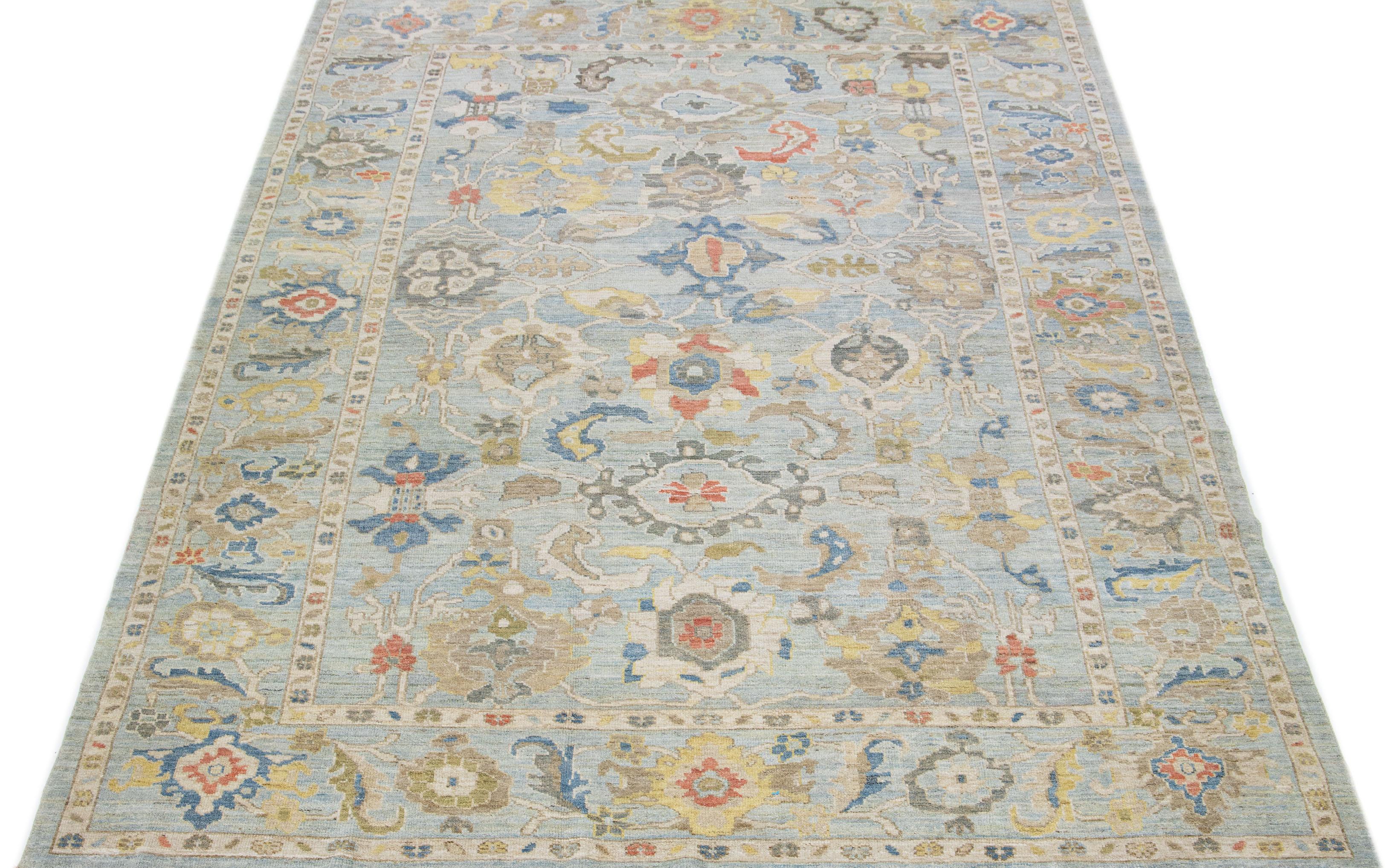 Esta versión contemporánea del estilo tradicional Sultanabad se muestra en una exquisita alfombra de lana anudada a mano con un llamativo color azul claro. Un marco de intrincado diseño acentúa su motivo floral integral, adornado con detalles