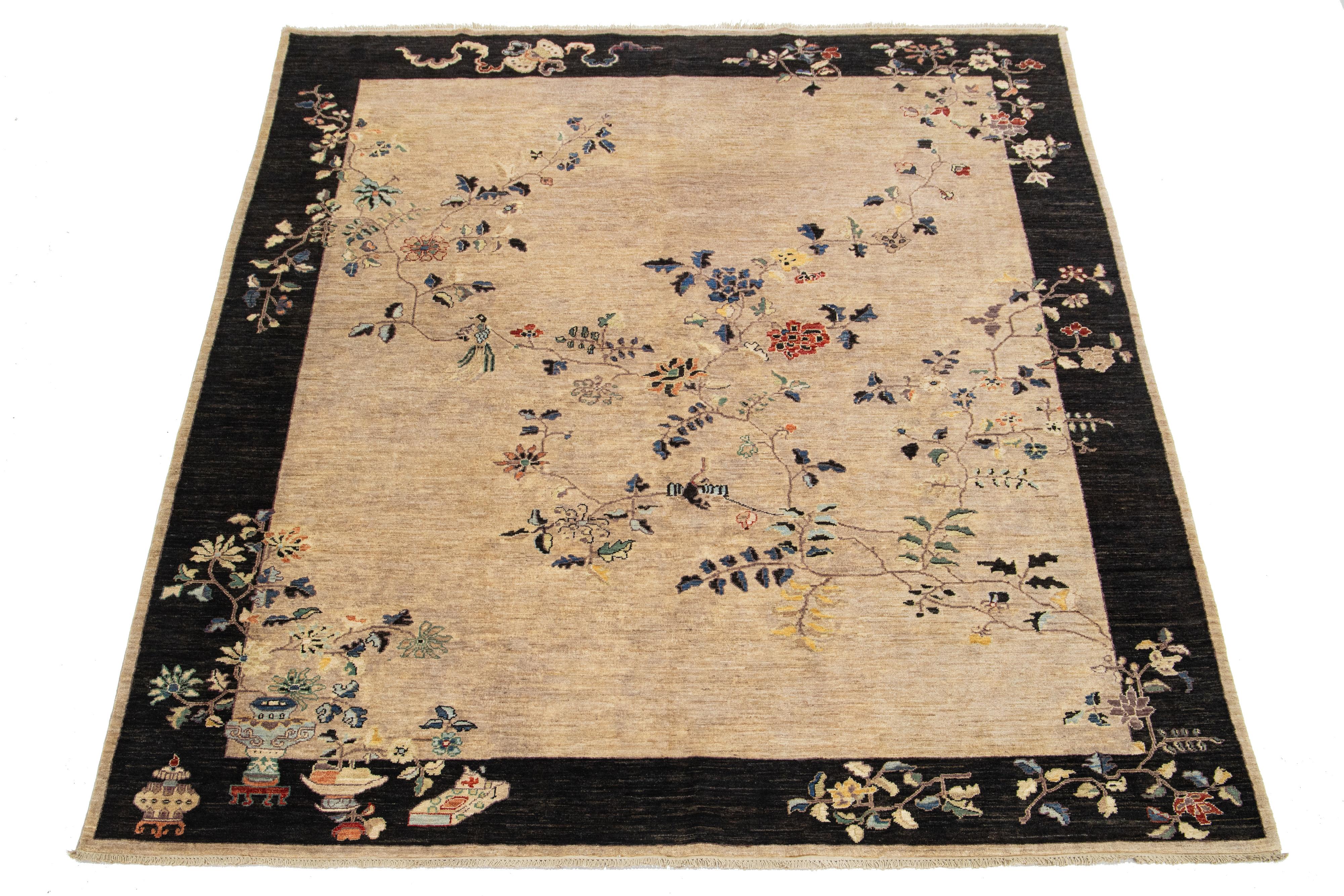 Un tappeto moderno in lana annodato a mano in stile cinese con uno sfondo marrone chiaro, una cornice marrone scuro e vivaci accenti multicolore con un disegno floreale tradizionale cinese.

Questo tappeto misura 8' x 9'9