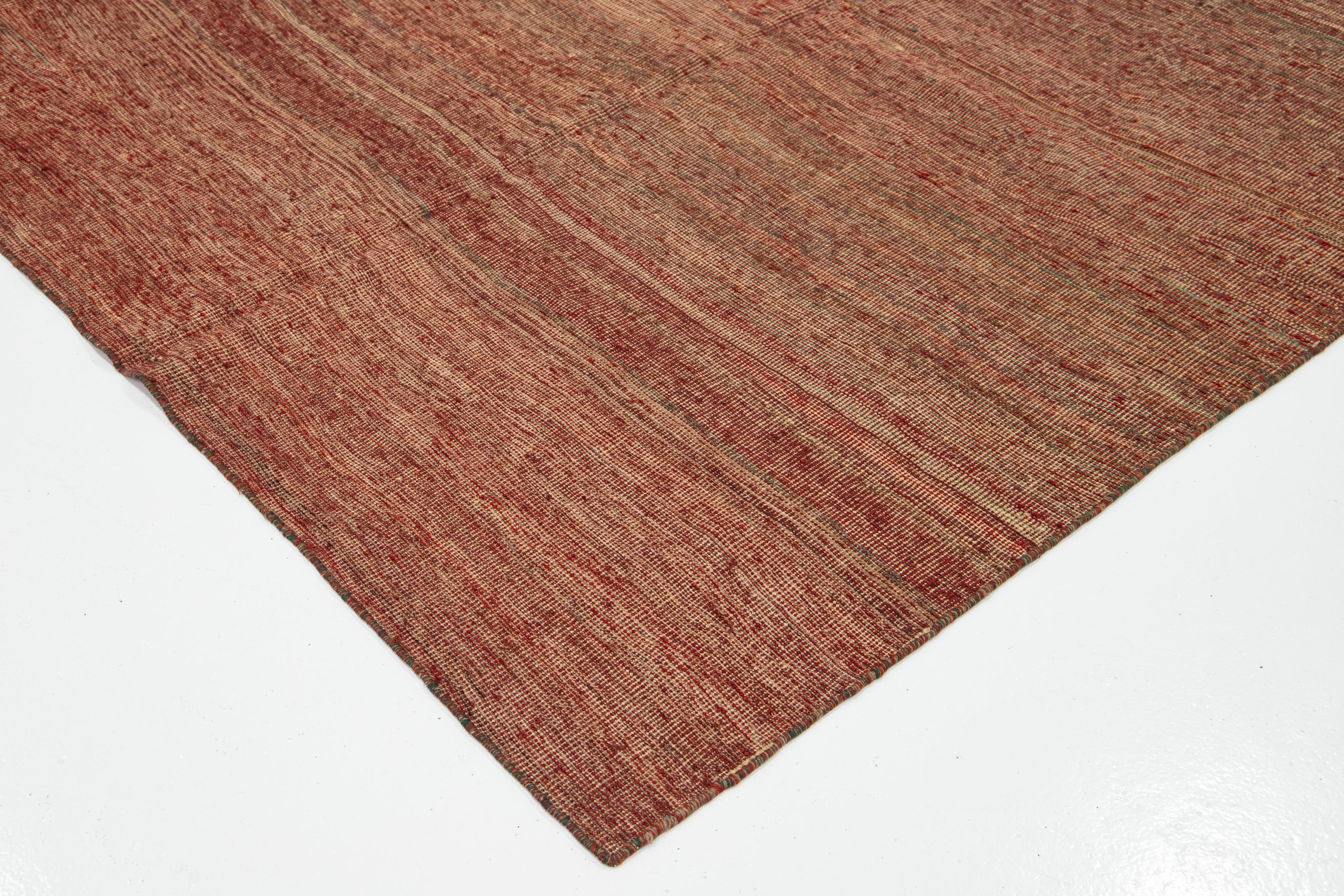 Moderner Flachgewebter Wollteppich in Zimmergröße, handgefertigt in Rot und Beige mit starkem Design (Kelim) im Angebot