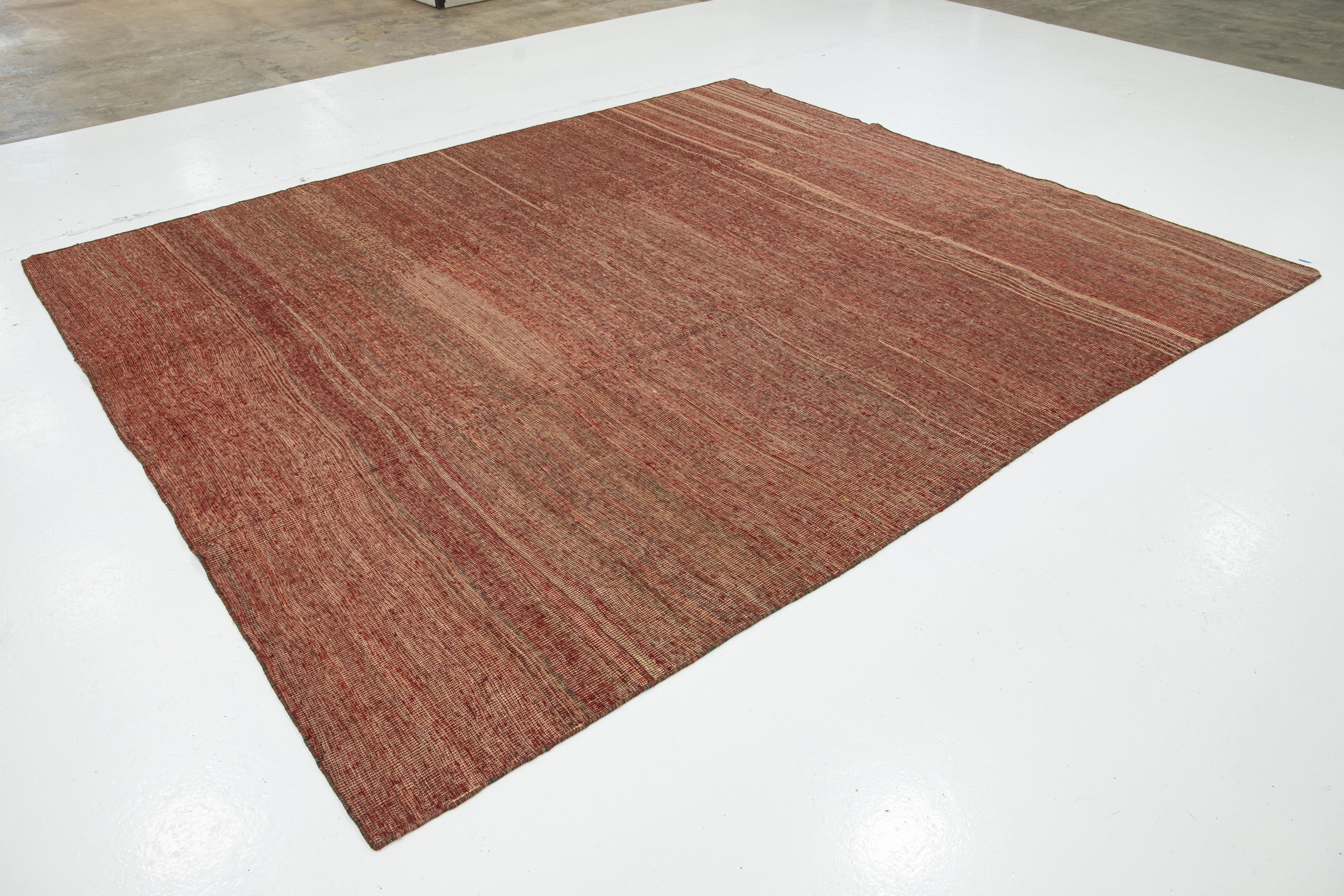 Moderner Flachgewebter Wollteppich in Zimmergröße, handgefertigt in Rot und Beige mit starkem Design (Türkisch) im Angebot