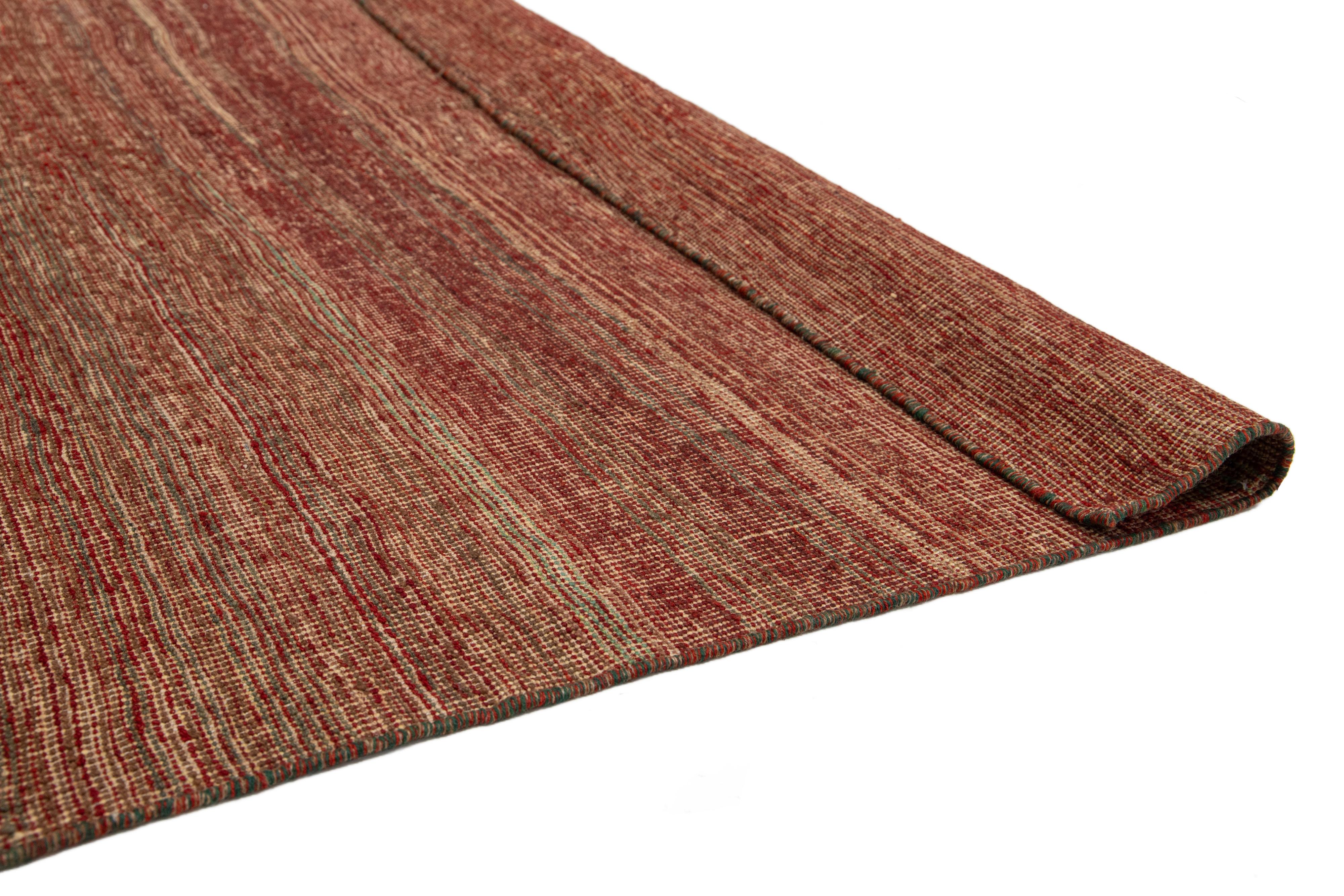 Moderner Flachgewebter Wollteppich in Zimmergröße, handgefertigt in Rot und Beige mit starkem Design im Zustand „Neu“ im Angebot in Norwalk, CT