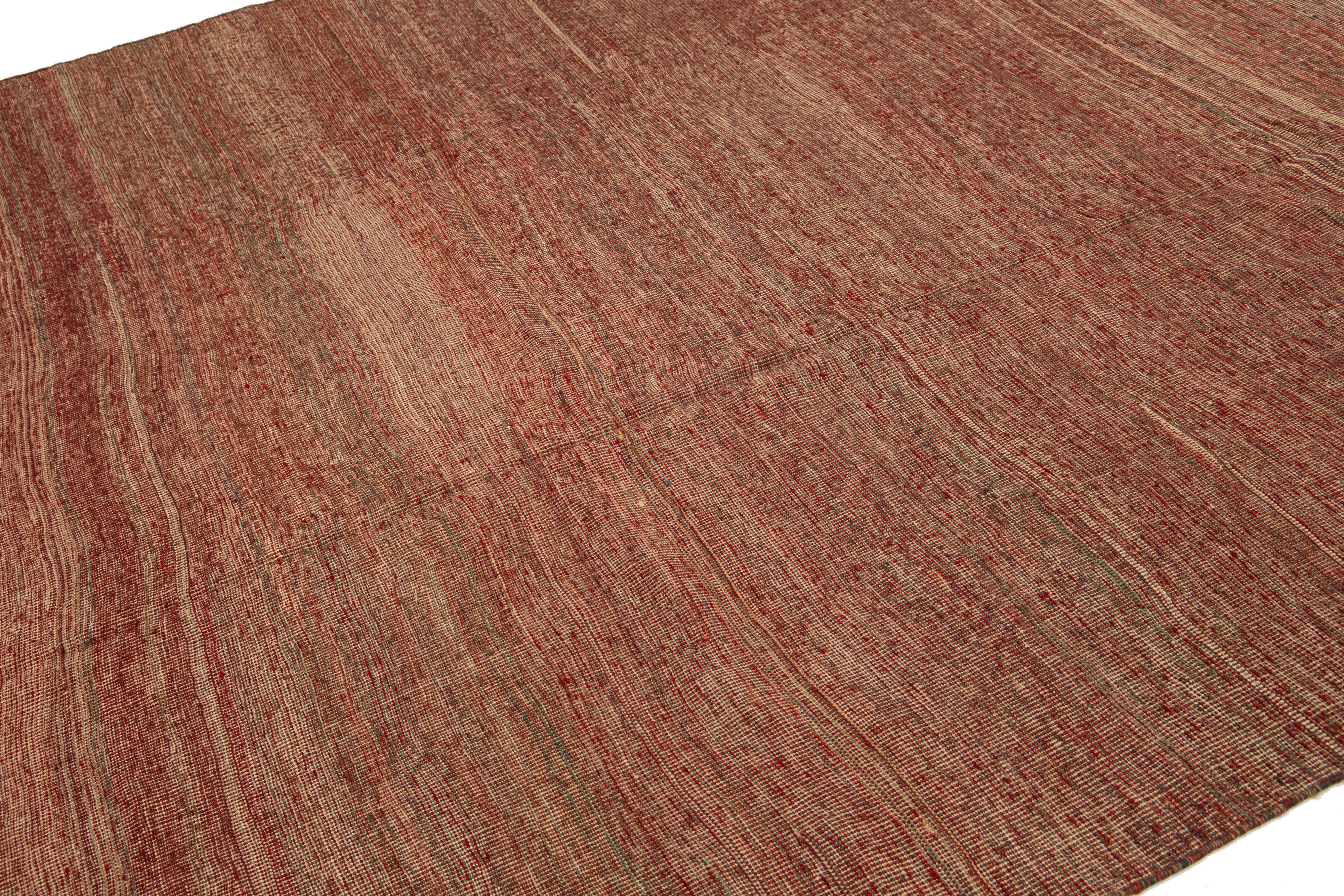 Moderner Flachgewebter Wollteppich in Zimmergröße, handgefertigt in Rot und Beige mit starkem Design (21. Jahrhundert und zeitgenössisch) im Angebot