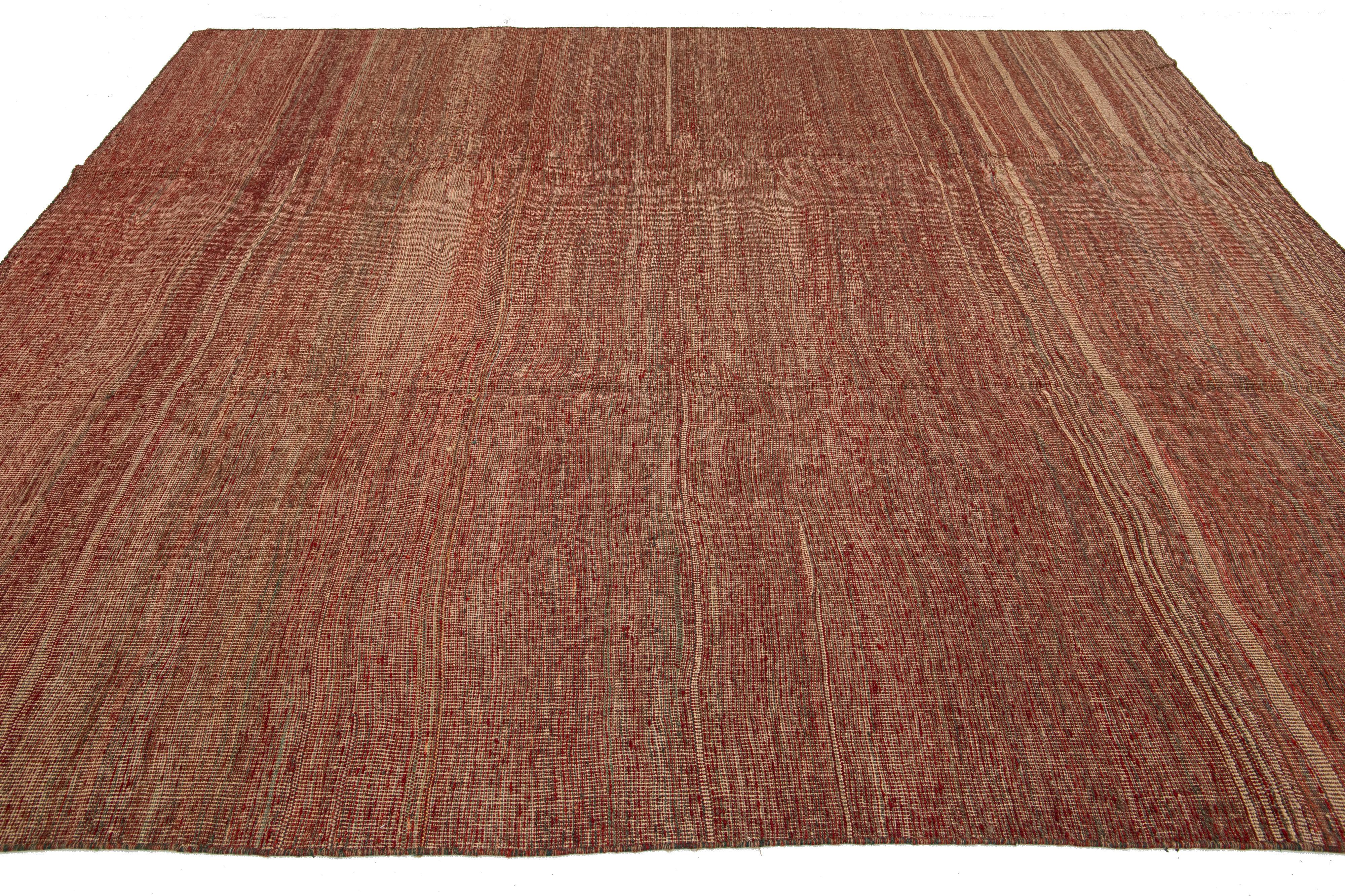 Moderner Flachgewebter Wollteppich in Zimmergröße, handgefertigt in Rot und Beige mit starkem Design (Wolle) im Angebot