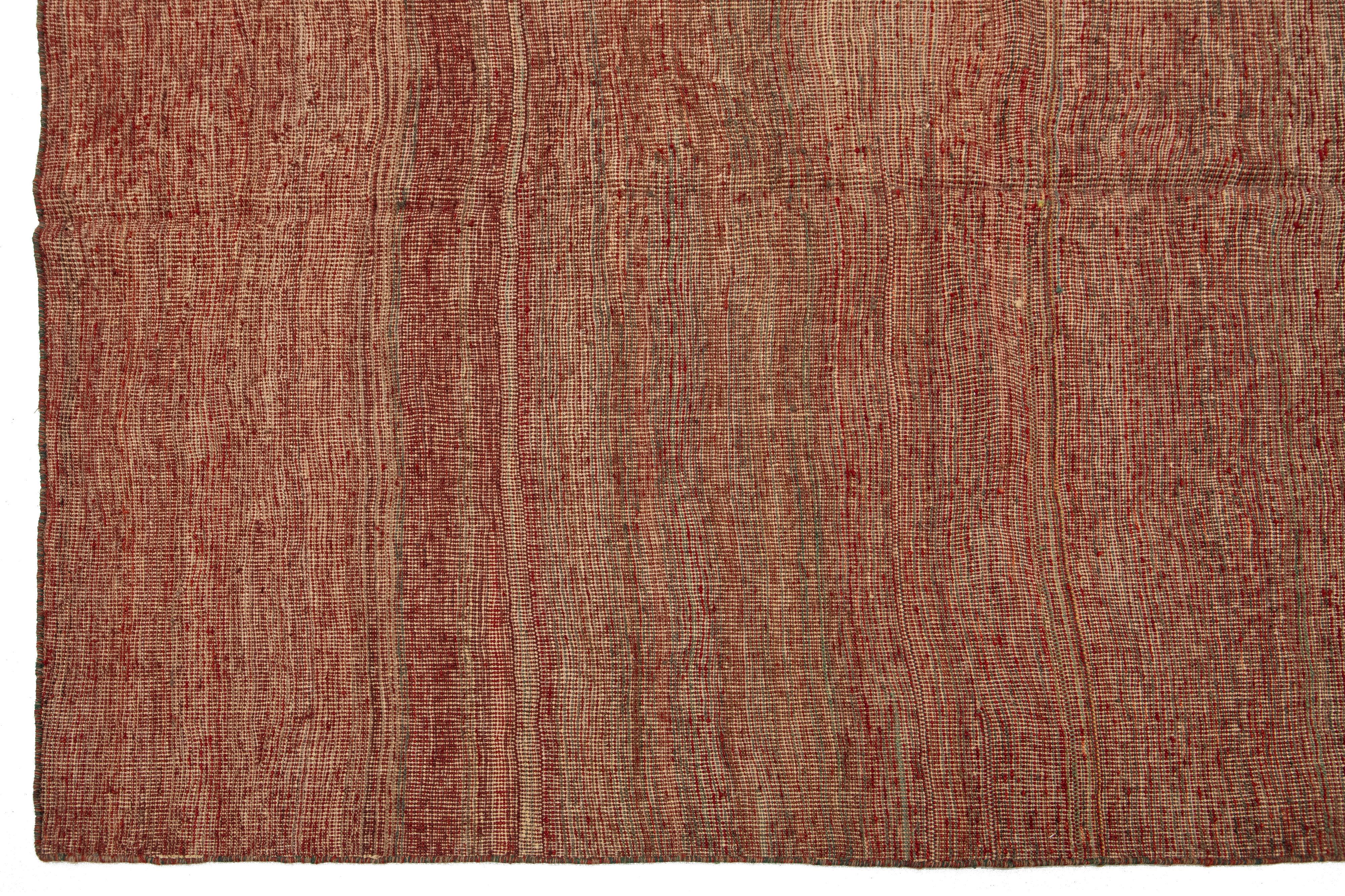 Moderner Flachgewebter Wollteppich in Zimmergröße, handgefertigt in Rot und Beige mit starkem Design im Angebot 1
