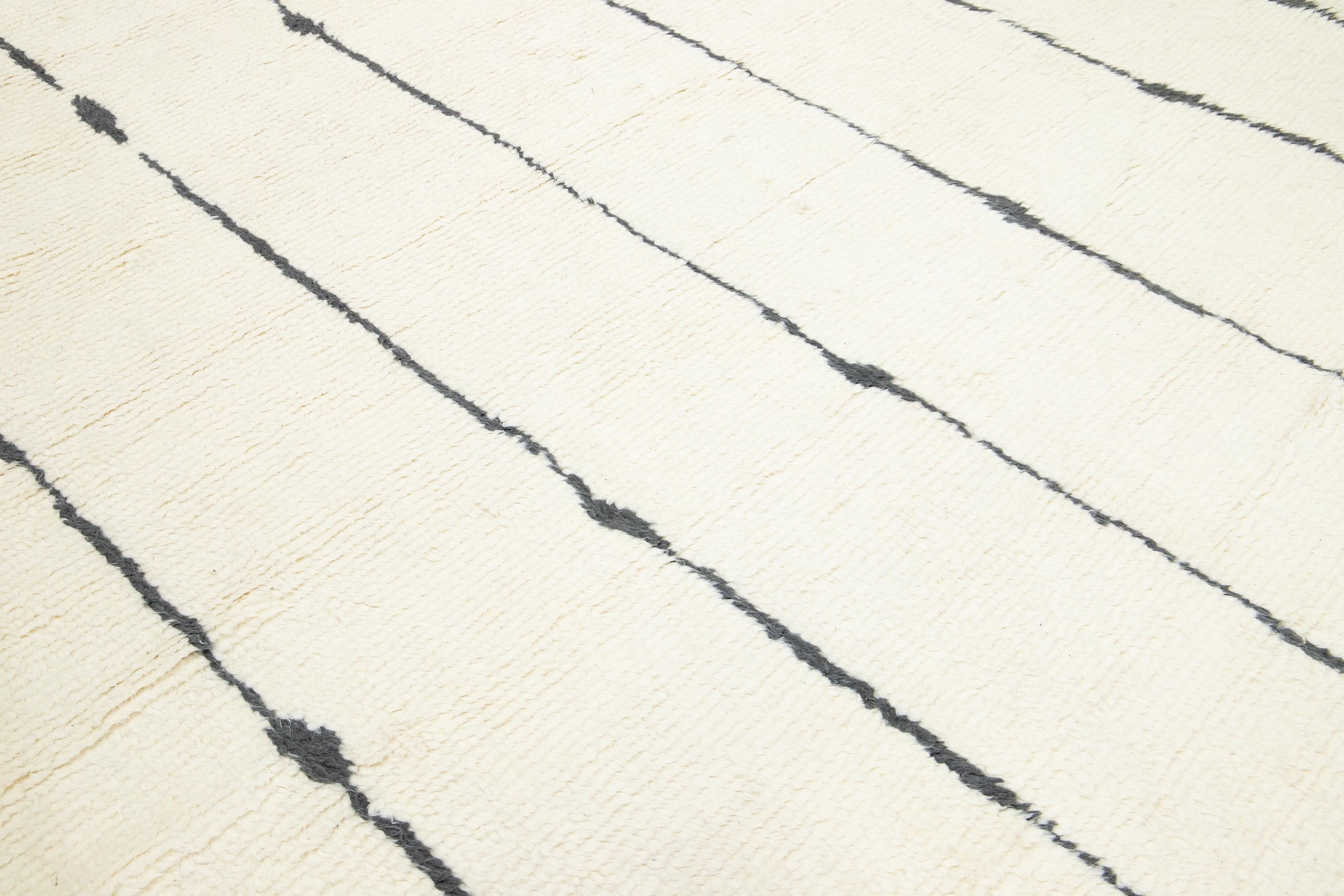 Moderner geometrischer Wollteppich im marokkanischen Stil in Elfenbein in Zimmergröße im Angebot 3