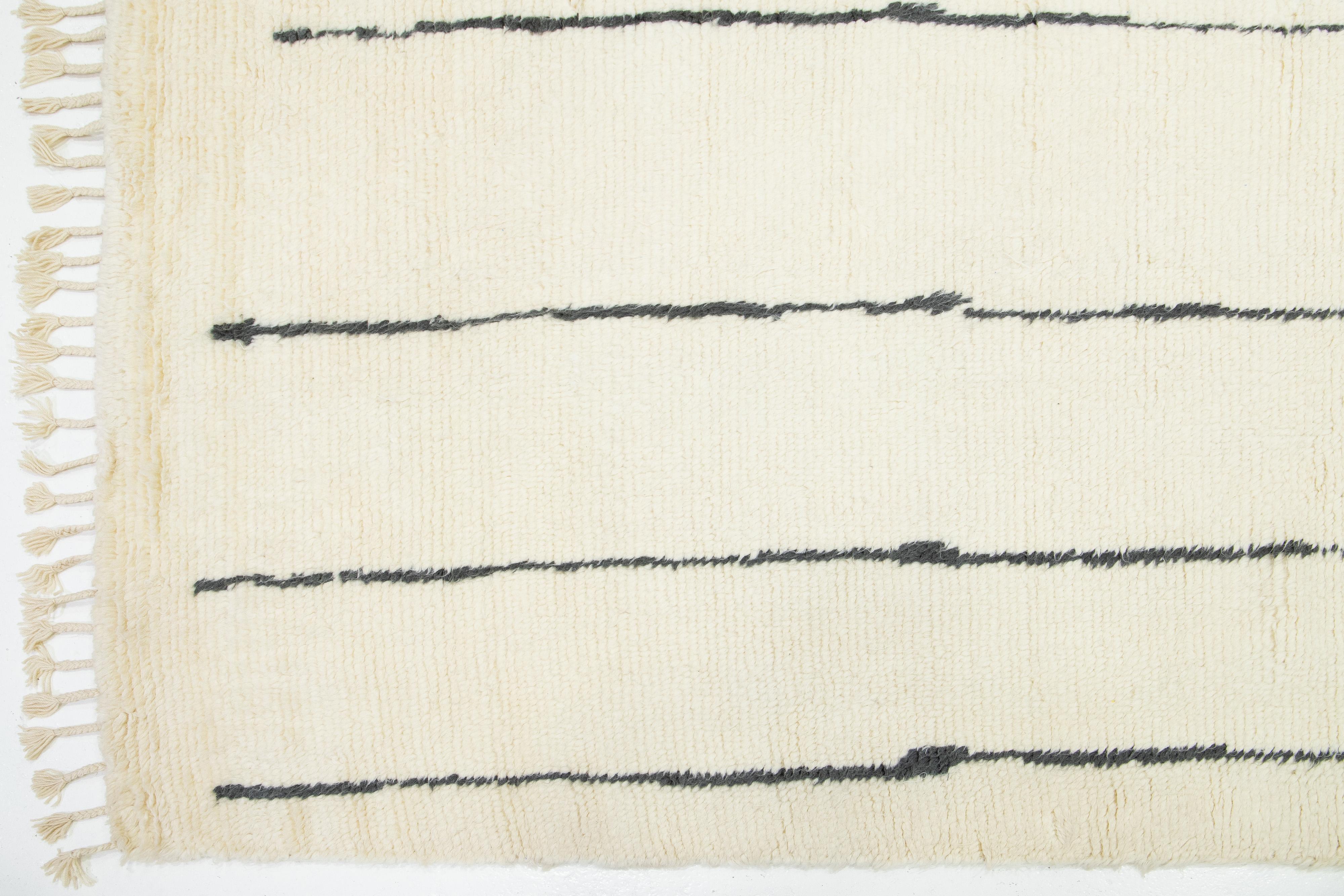 Moderner geometrischer Wollteppich im marokkanischen Stil in Elfenbein in Zimmergröße (Wolle) im Angebot