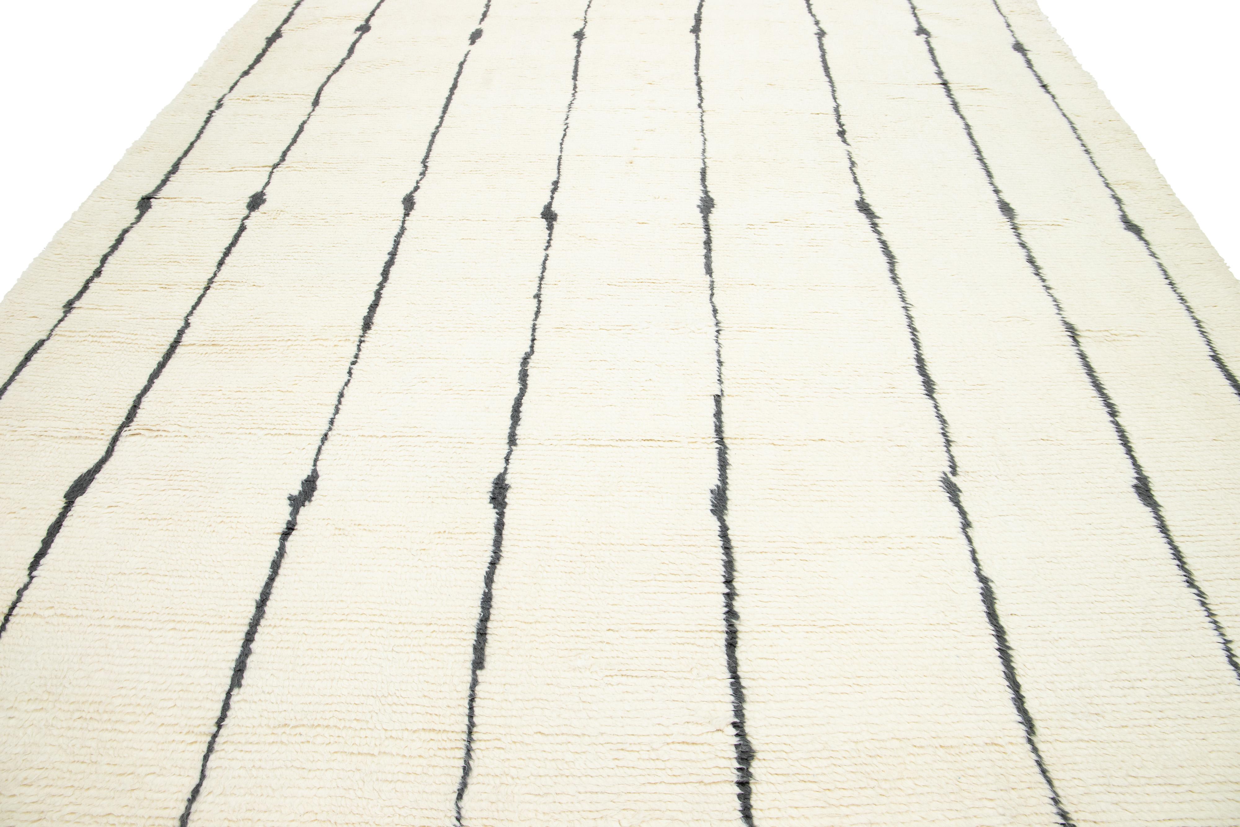 Moderner geometrischer Wollteppich im marokkanischen Stil in Elfenbein in Zimmergröße im Angebot 2