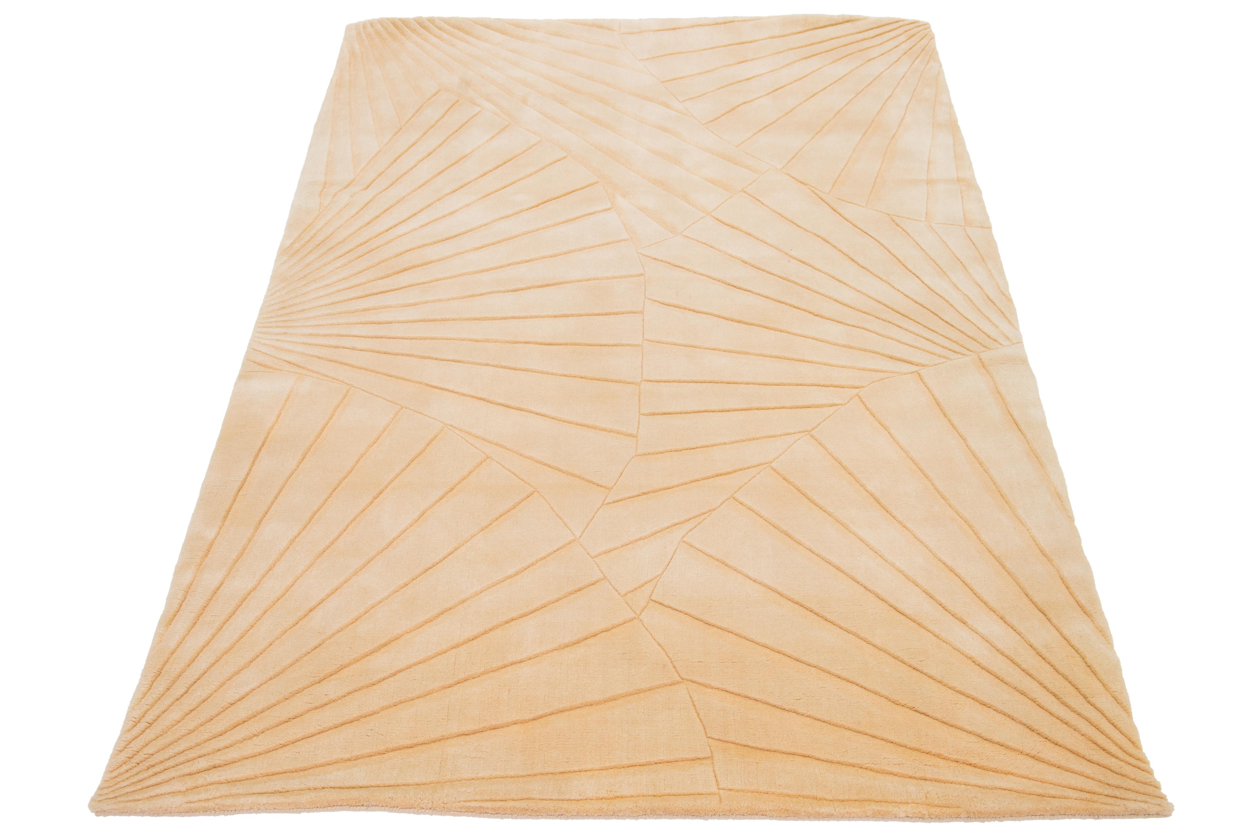 Dieser moderne Teppich ist handgewebt und hat ein modernes, minimalistisches, abstraktes Muster. Es hat ein Pfirsichfeld. 

Dieser Teppich misst 5' x 8'.


