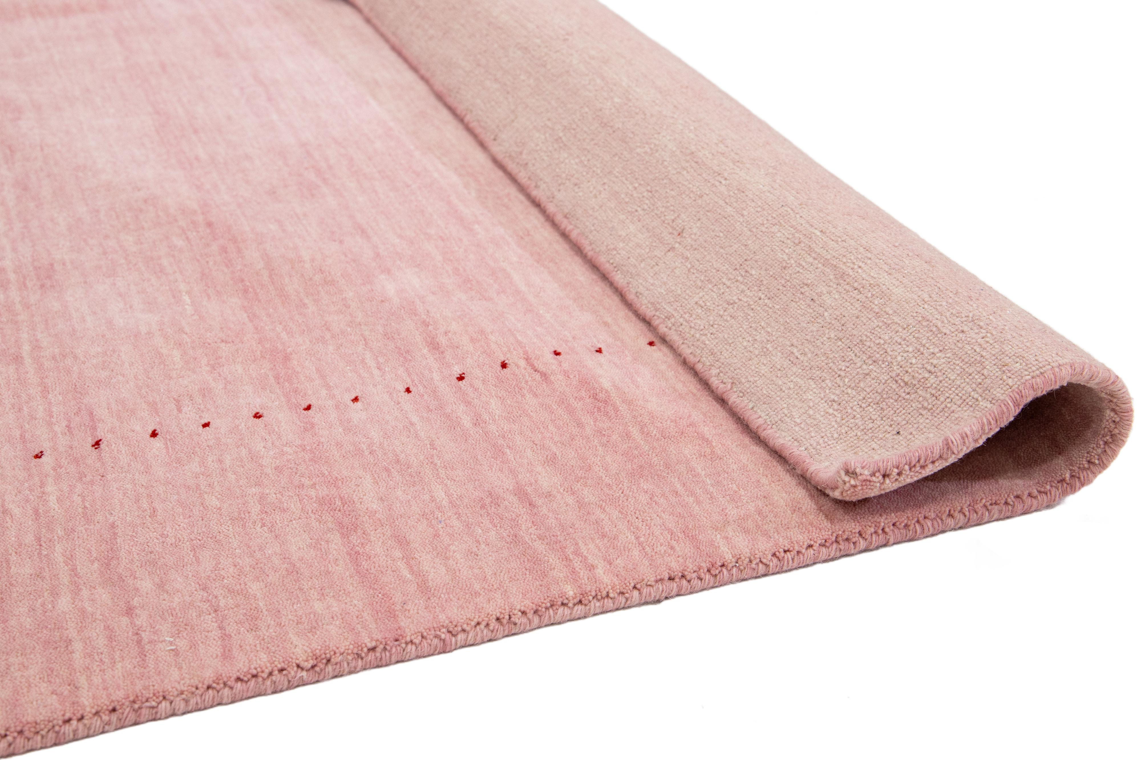Moderner, handgewobener, minimalistischer Gabbeh-Wollteppich in Rosa in Zimmergröße (Indisch) im Angebot