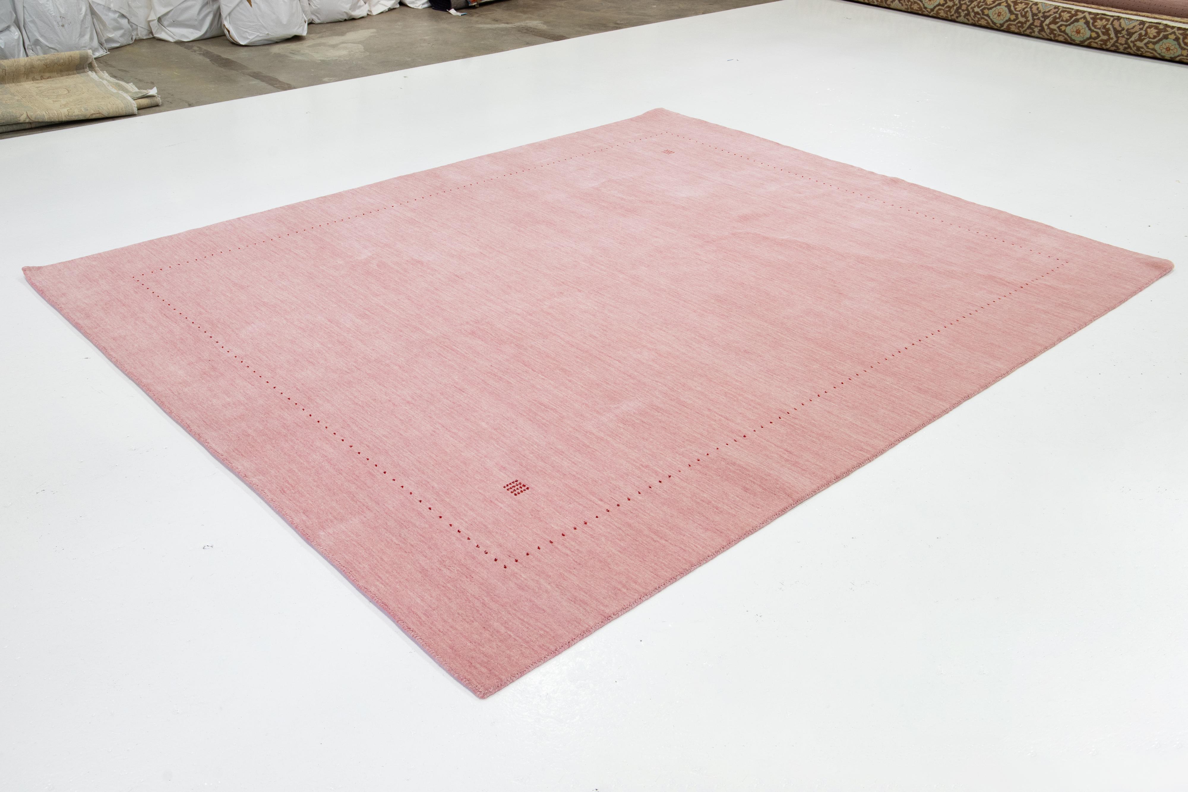 Moderner, handgewobener, minimalistischer Gabbeh-Wollteppich in Rosa in Zimmergröße (Handgewebt) im Angebot