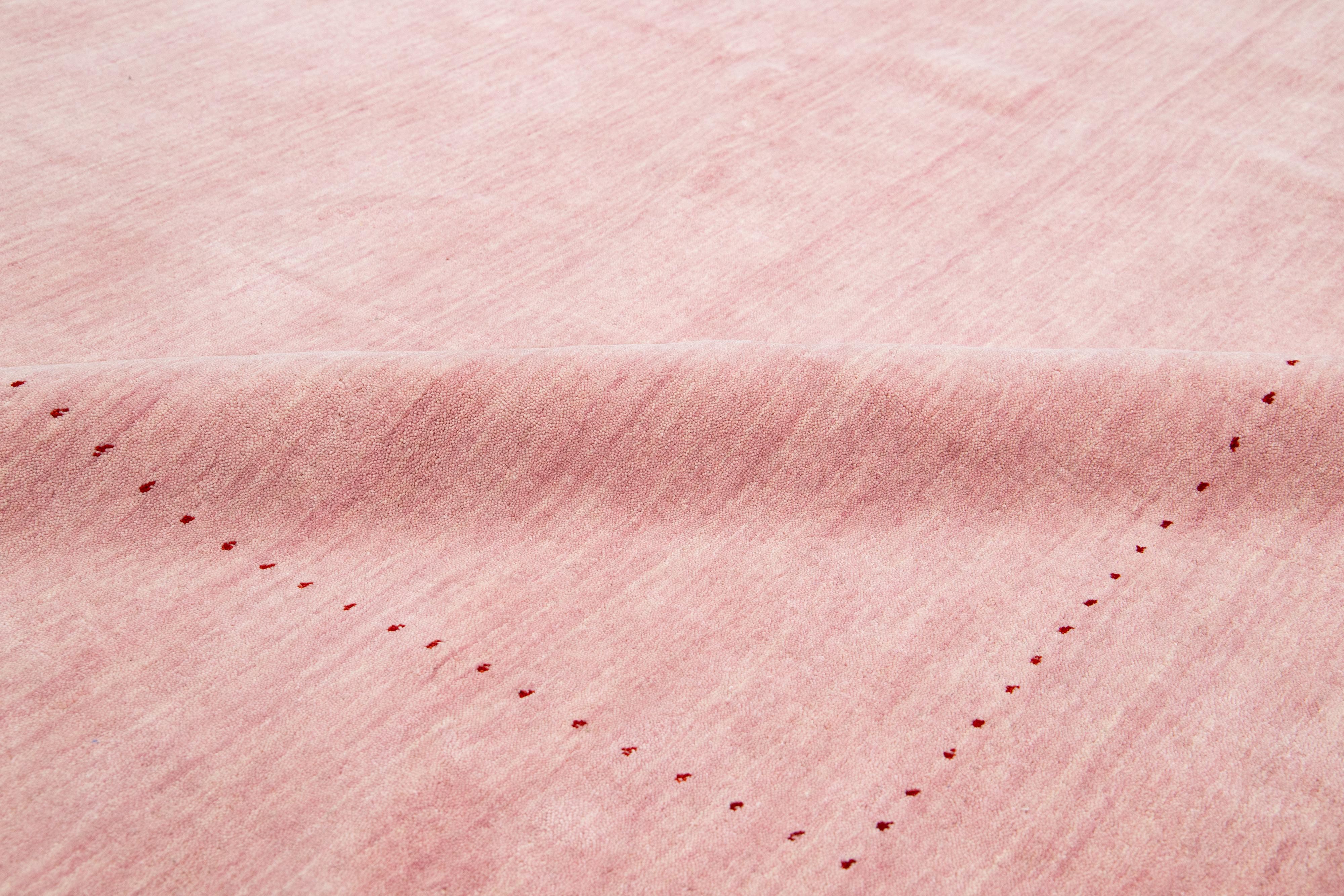 Moderner, handgewobener, minimalistischer Gabbeh-Wollteppich in Rosa in Zimmergröße im Zustand „Neu“ im Angebot in Norwalk, CT