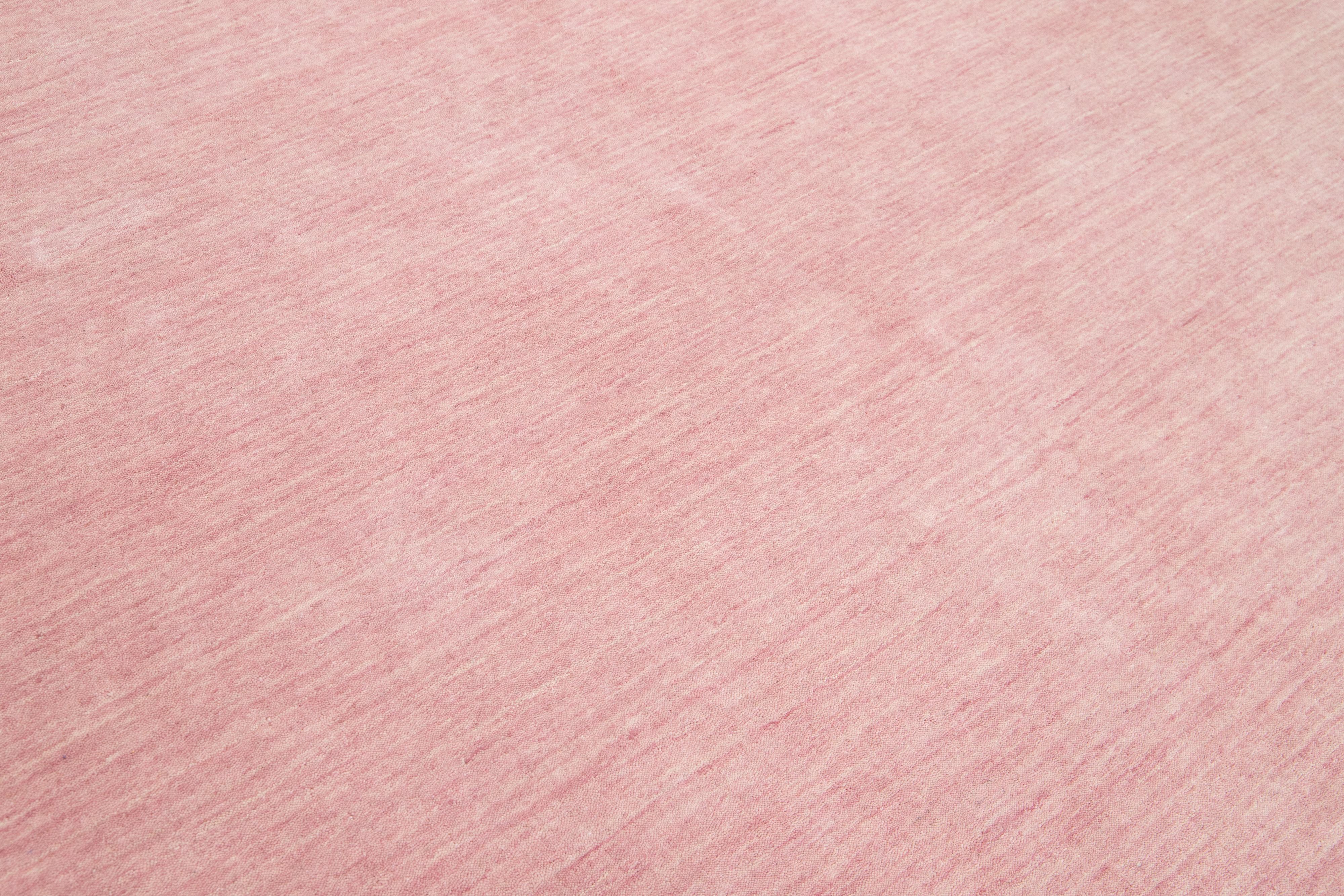 Moderner, handgewobener, minimalistischer Gabbeh-Wollteppich in Rosa in Zimmergröße (21. Jahrhundert und zeitgenössisch) im Angebot