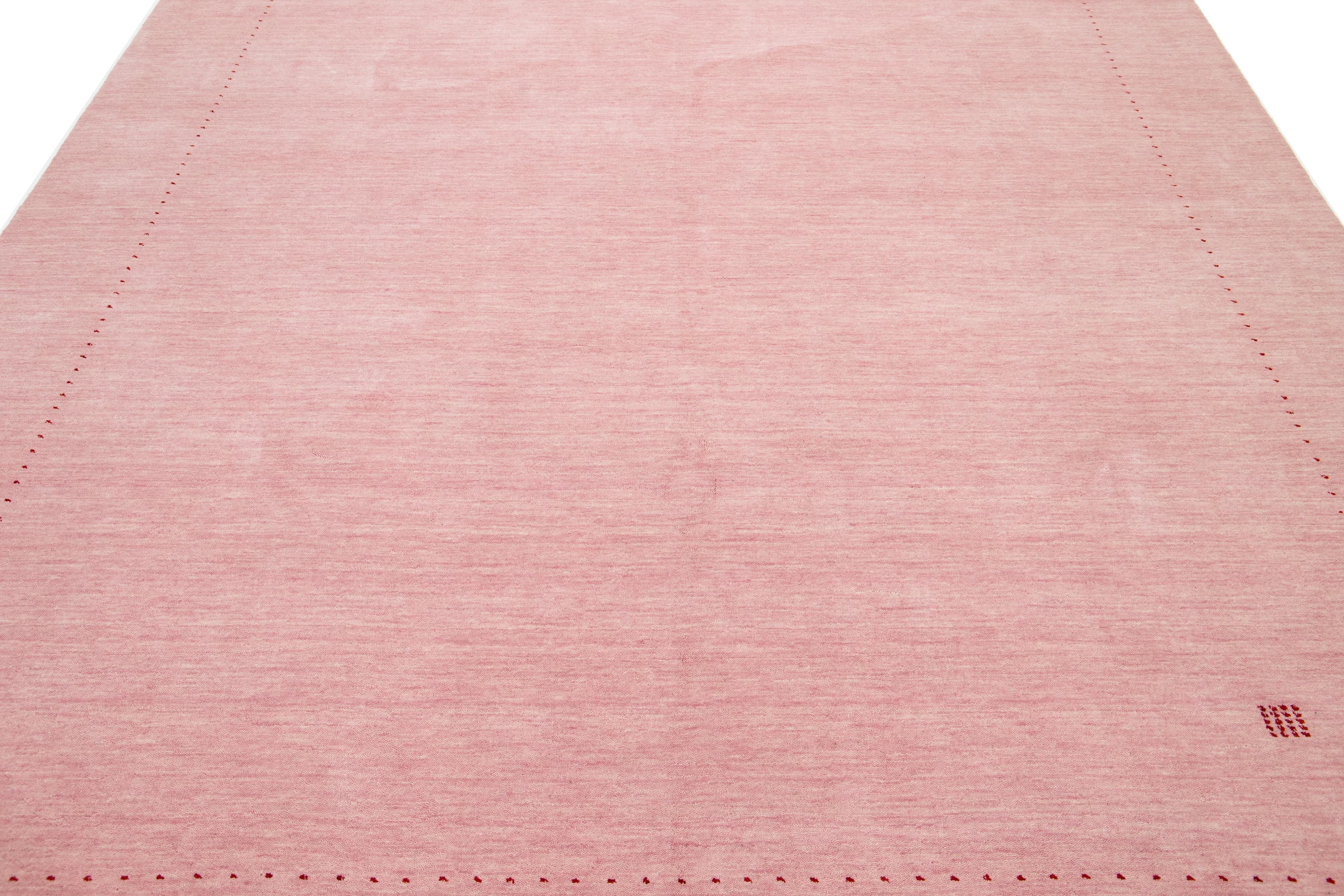 Moderner, handgewobener, minimalistischer Gabbeh-Wollteppich in Rosa in Zimmergröße (Wolle) im Angebot