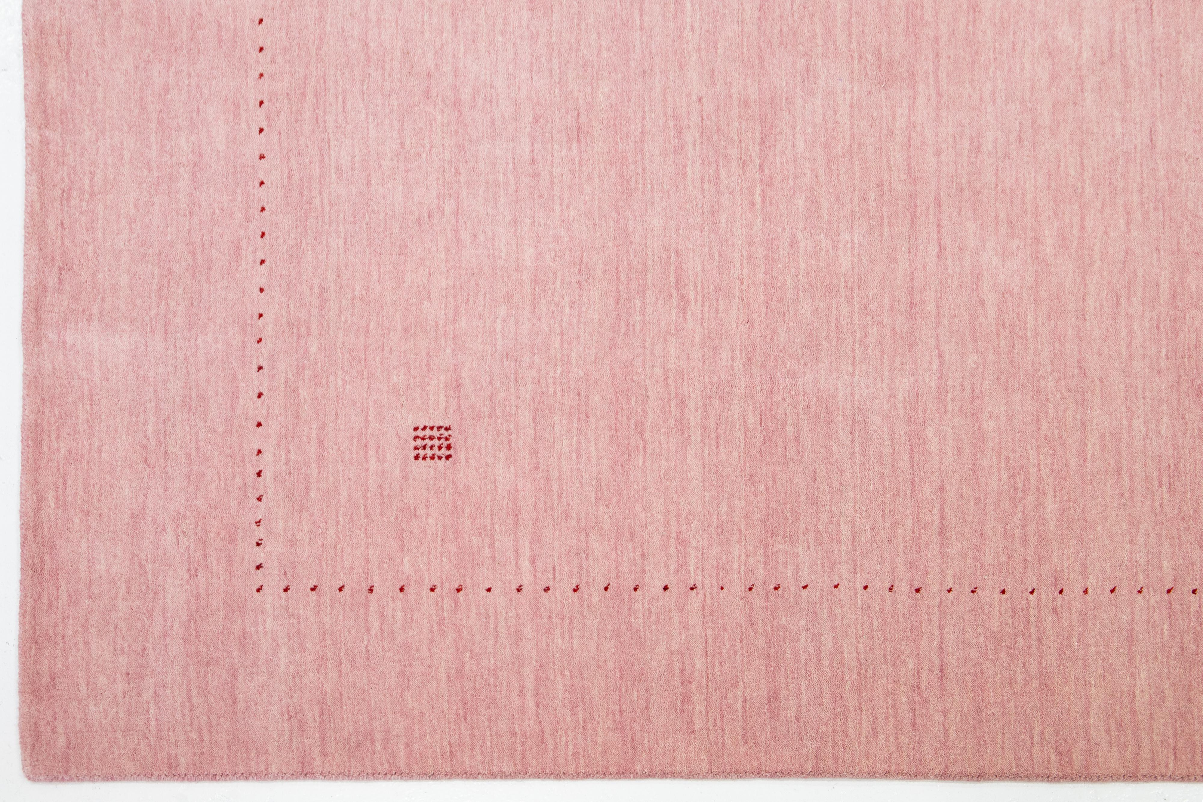 Moderner, handgewobener, minimalistischer Gabbeh-Wollteppich in Rosa in Zimmergröße im Angebot 1