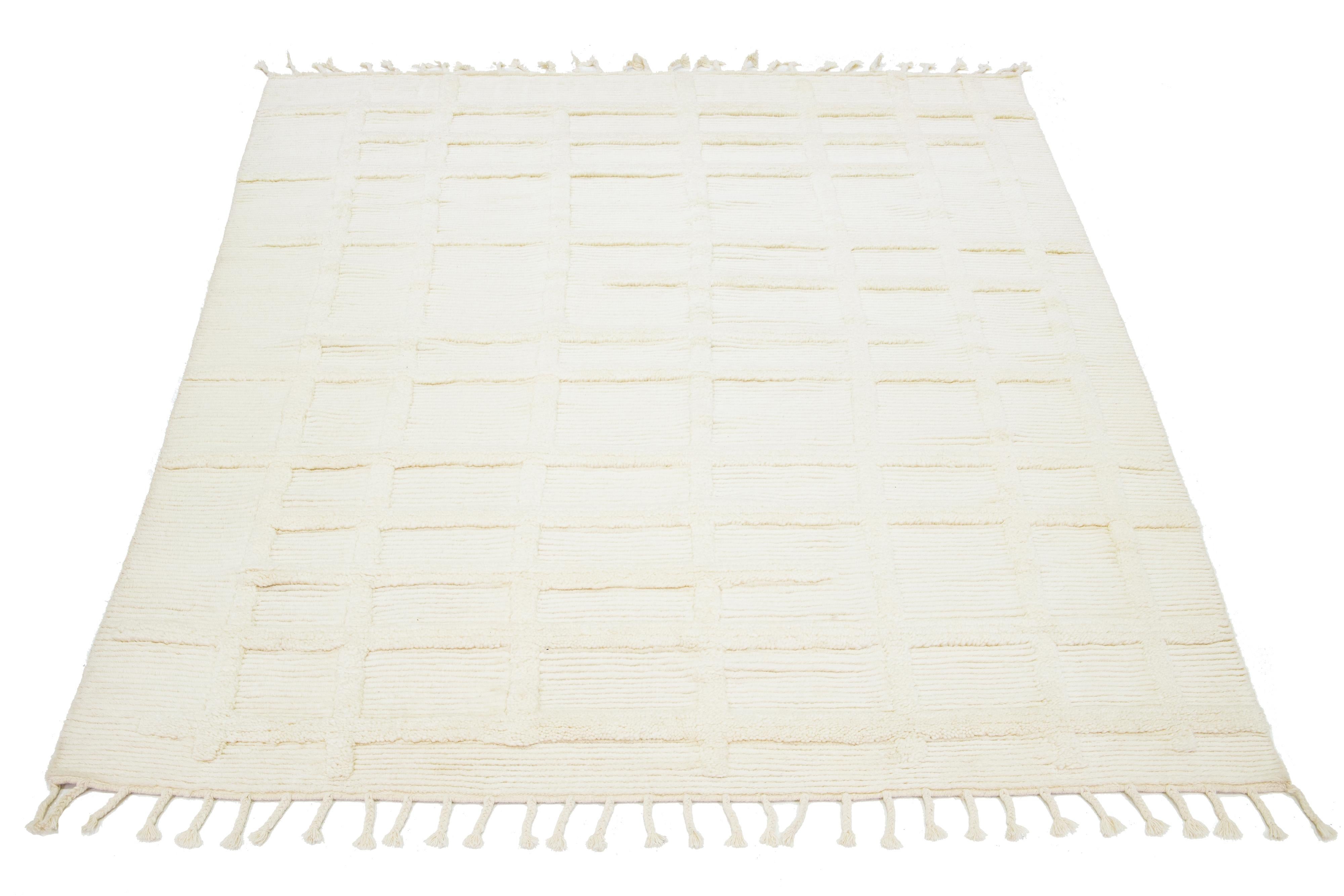 This contemporary Moroccan wool rug is expertly hand-made and showcases a minimalist ivory design.

This rug measures 7'10