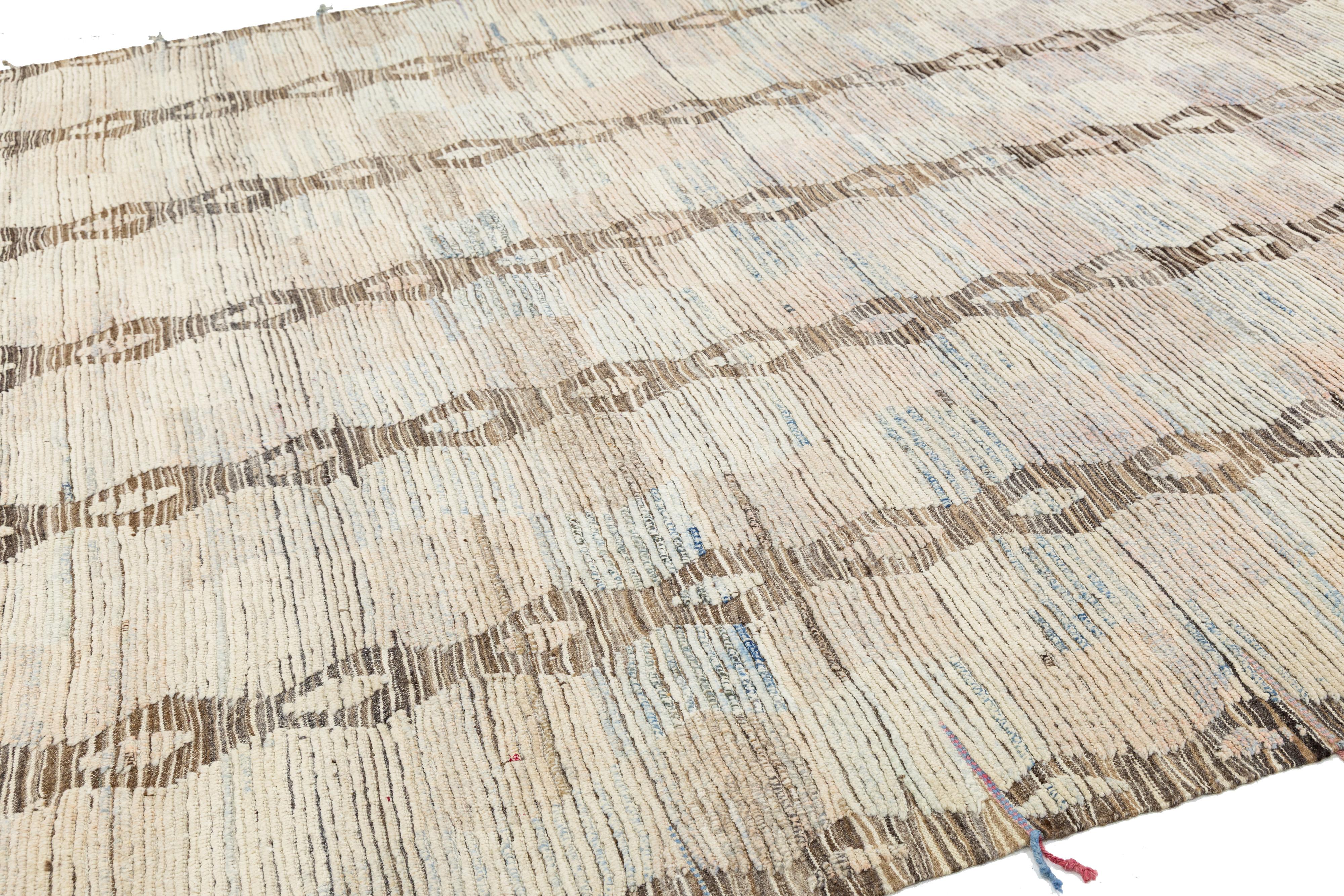 Room Size Modern Moroccan Style Wool Rug In Beige With Tribal Pattern (Moderne) im Angebot