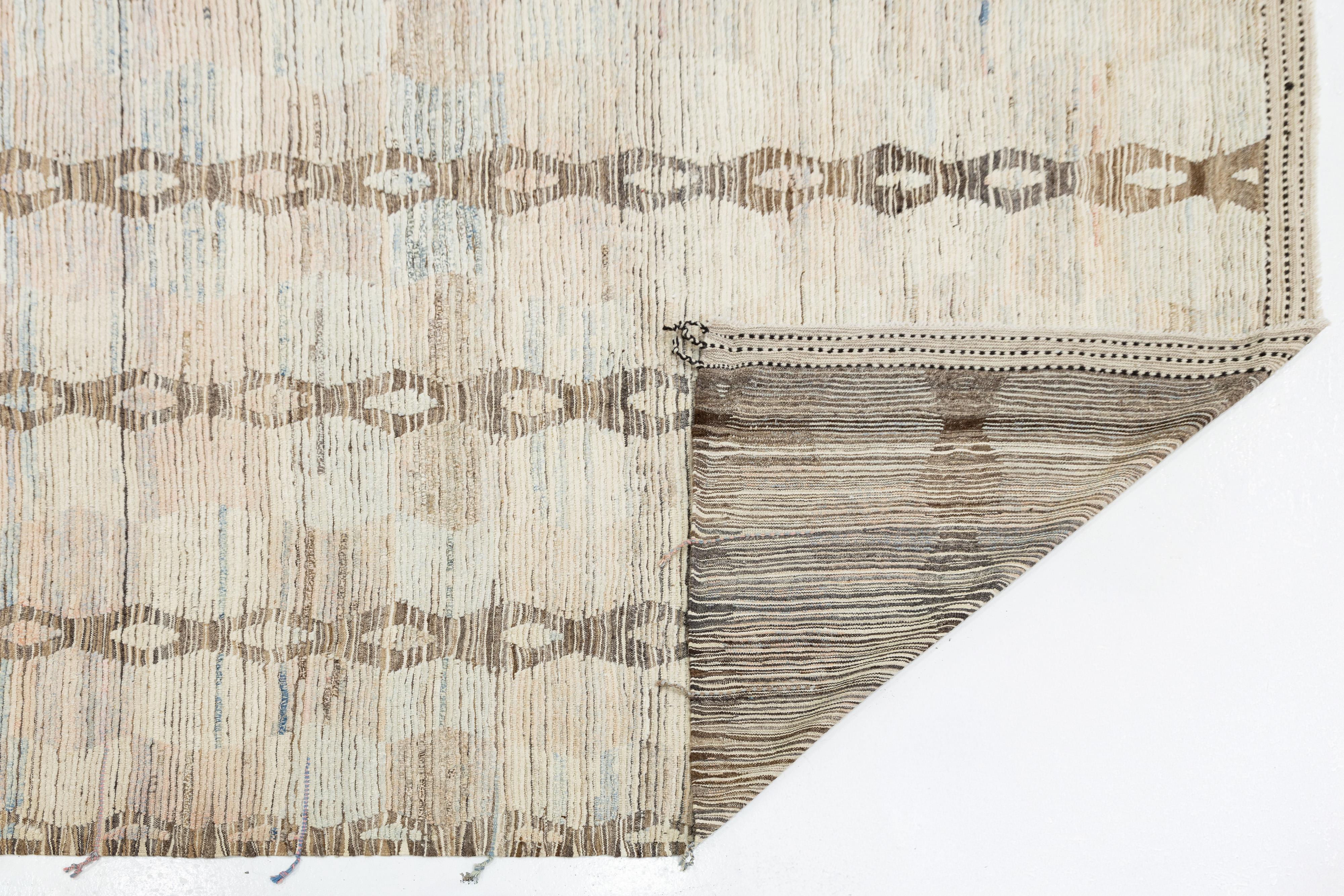 Room Size Modern Moroccan Style Wool Rug In Beige With Tribal Pattern (Pakistanisch) im Angebot