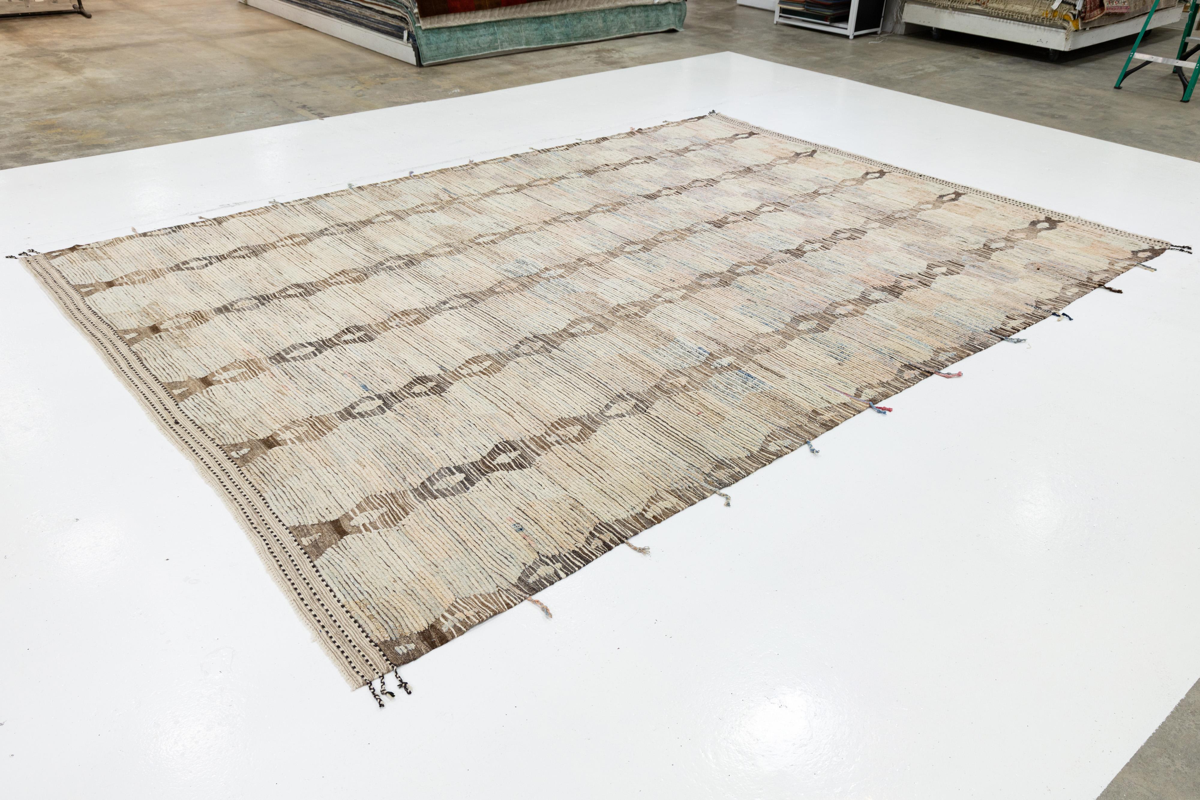 Room Size Modern Moroccan Style Wool Rug In Beige With Tribal Pattern (Handgeknüpft) im Angebot