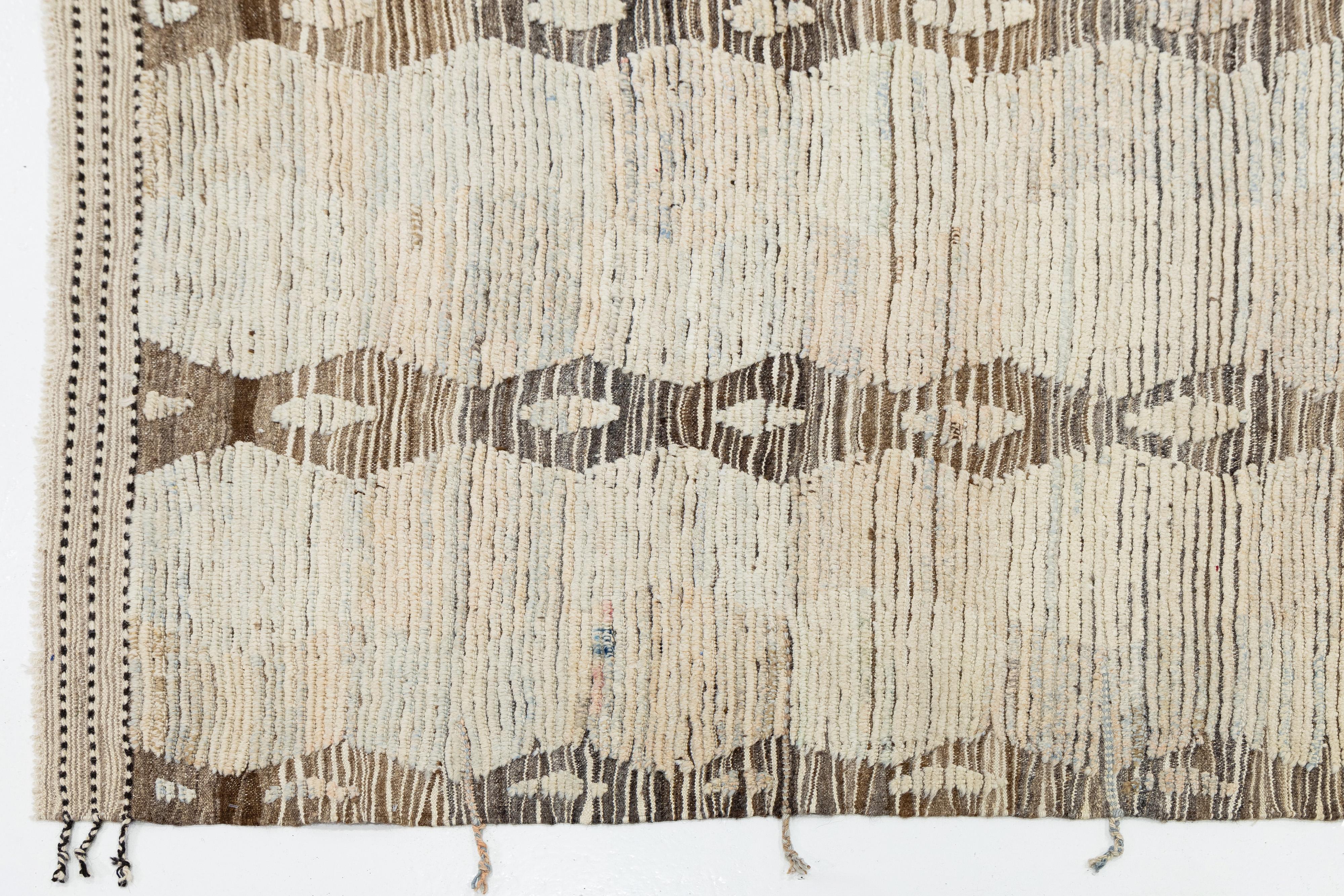 Room Size Modern Moroccan Style Wool Rug In Beige With Tribal Pattern im Zustand „Neu“ im Angebot in Norwalk, CT