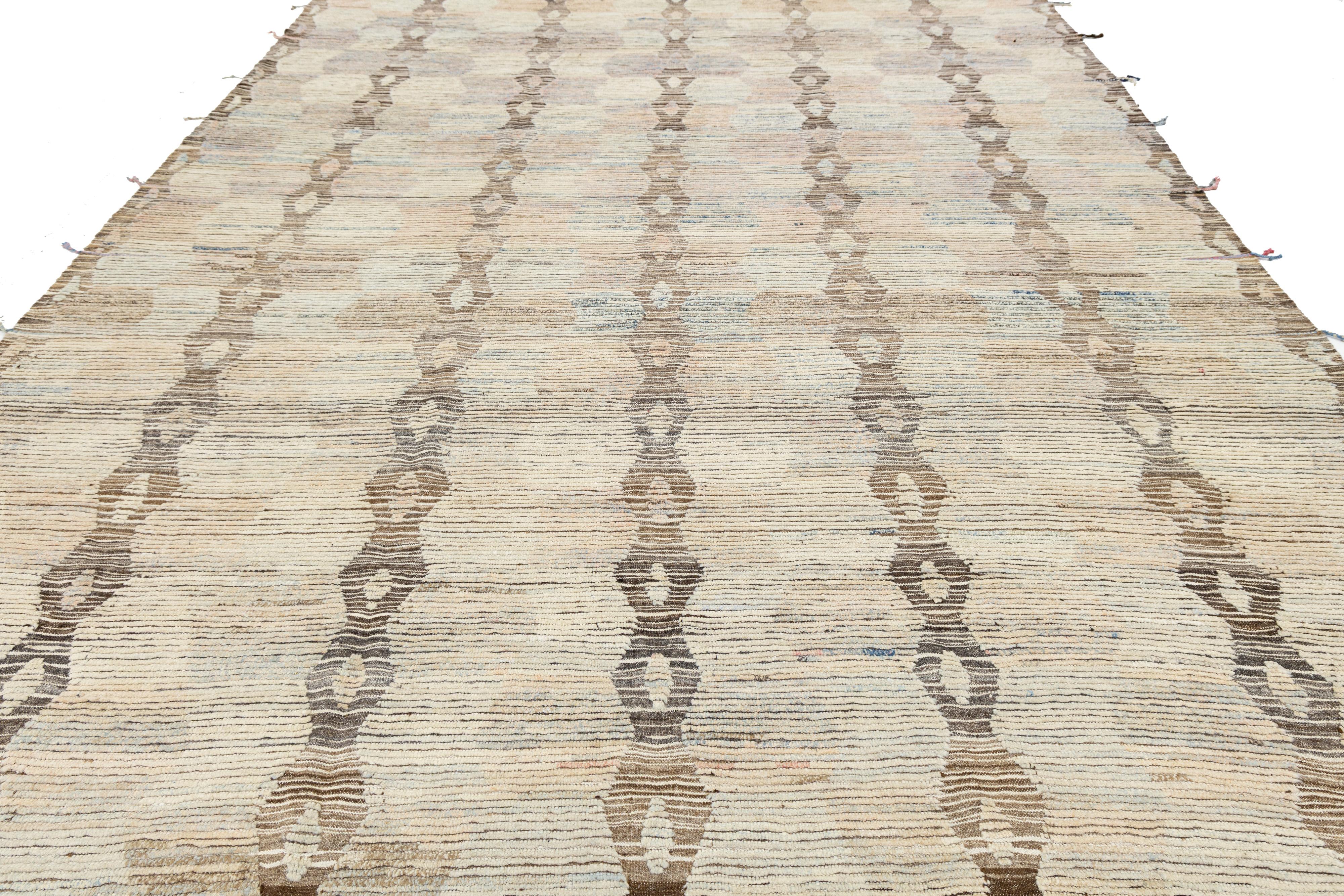 Room Size Modern Moroccan Style Wool Rug In Beige With Tribal Pattern (21. Jahrhundert und zeitgenössisch) im Angebot