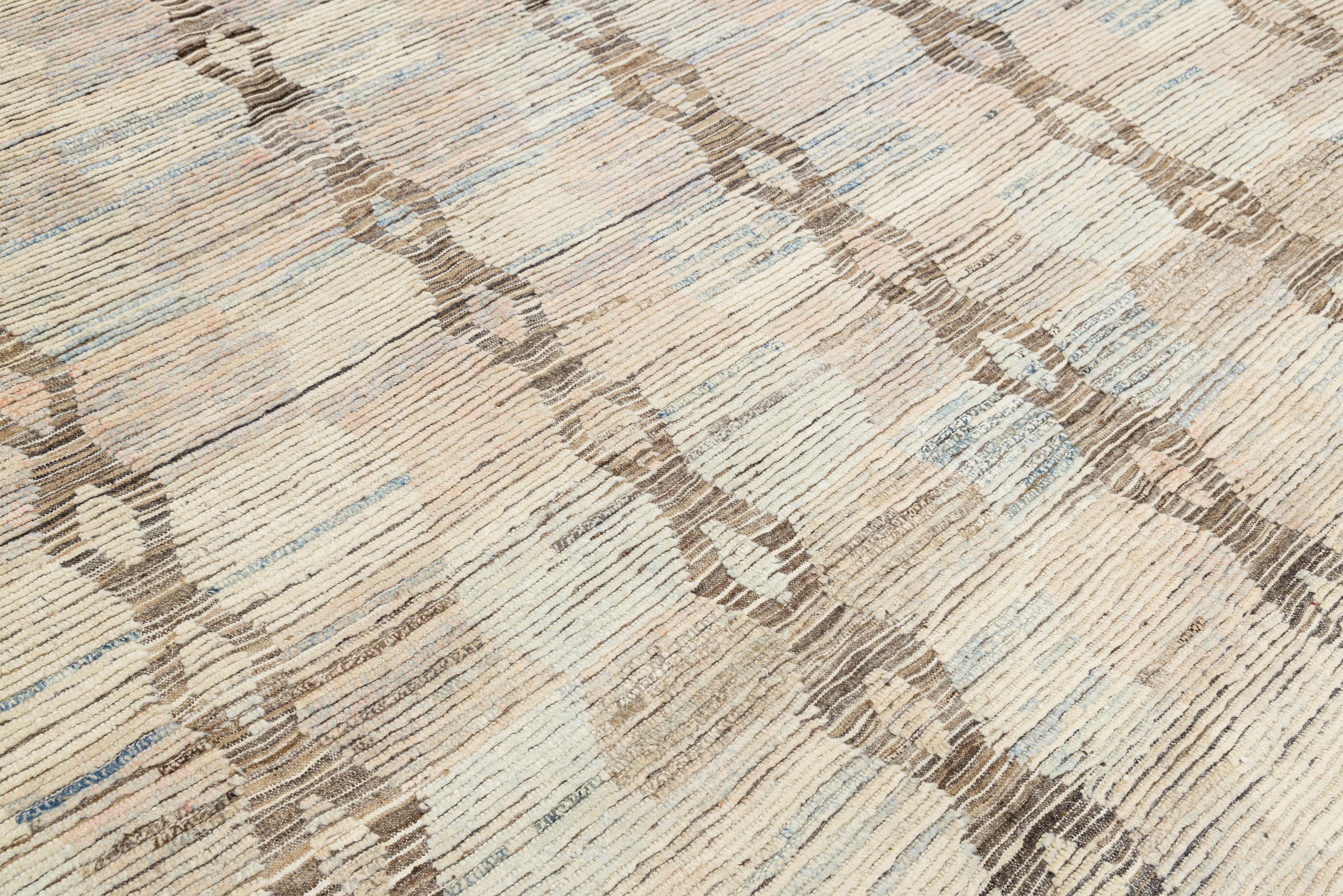 Room Size Modern Moroccan Style Wool Rug In Beige With Tribal Pattern (Wolle) im Angebot