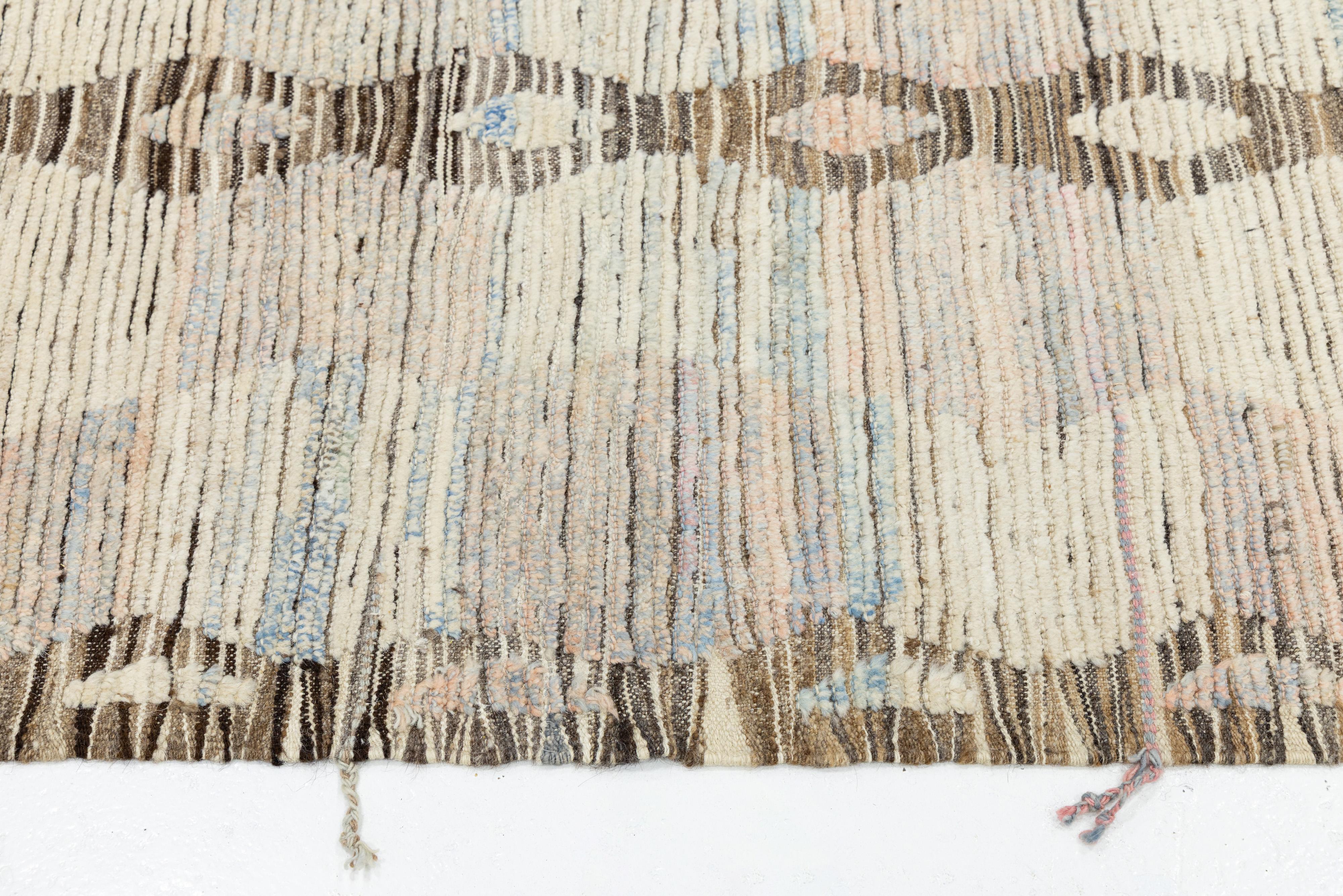 Room Size Modern Moroccan Style Wool Rug In Beige With Tribal Pattern im Angebot 1