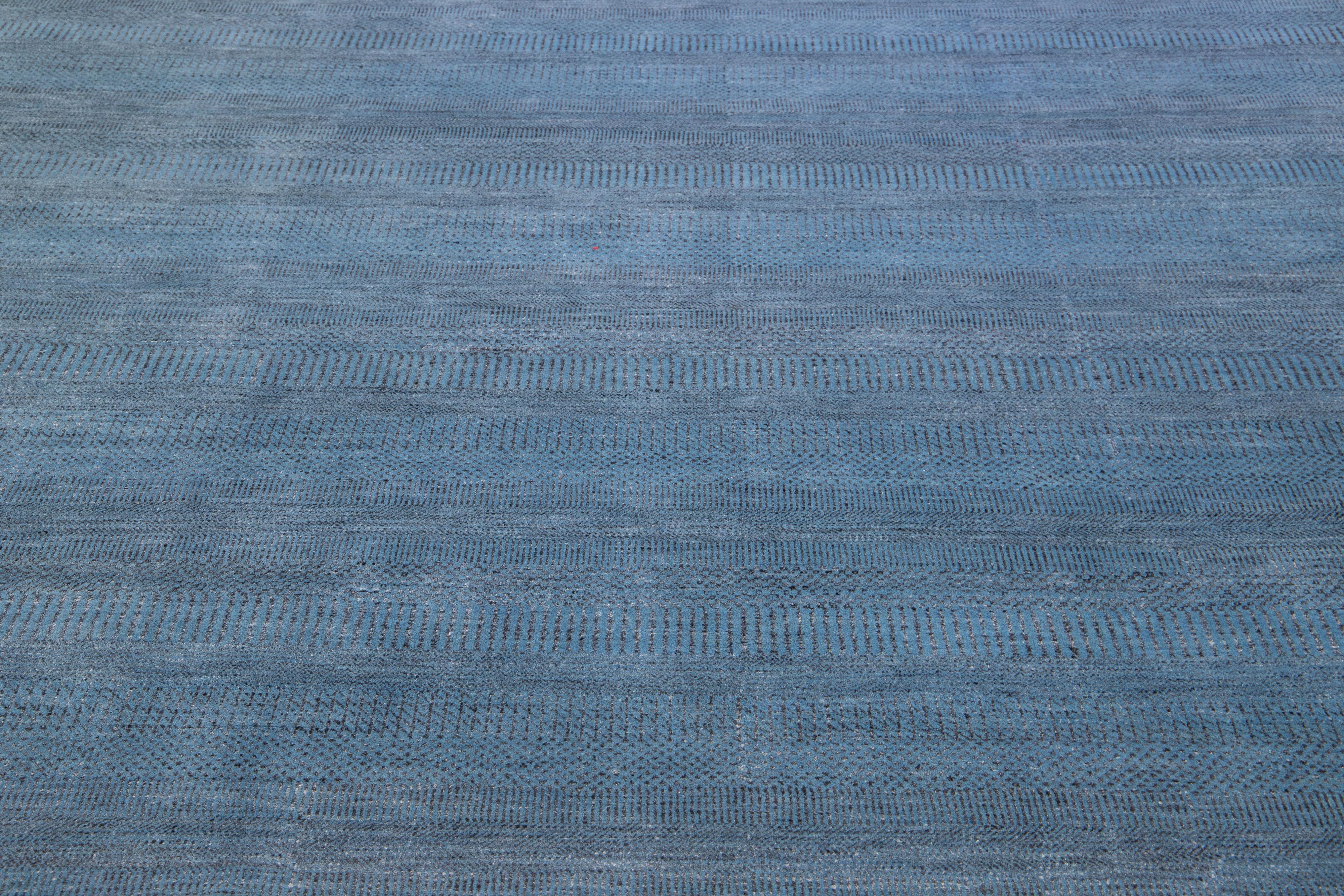 Moderner Savannah-Wollteppich in Zimmergröße mit blauem geometrischem Design (21. Jahrhundert und zeitgenössisch) im Angebot