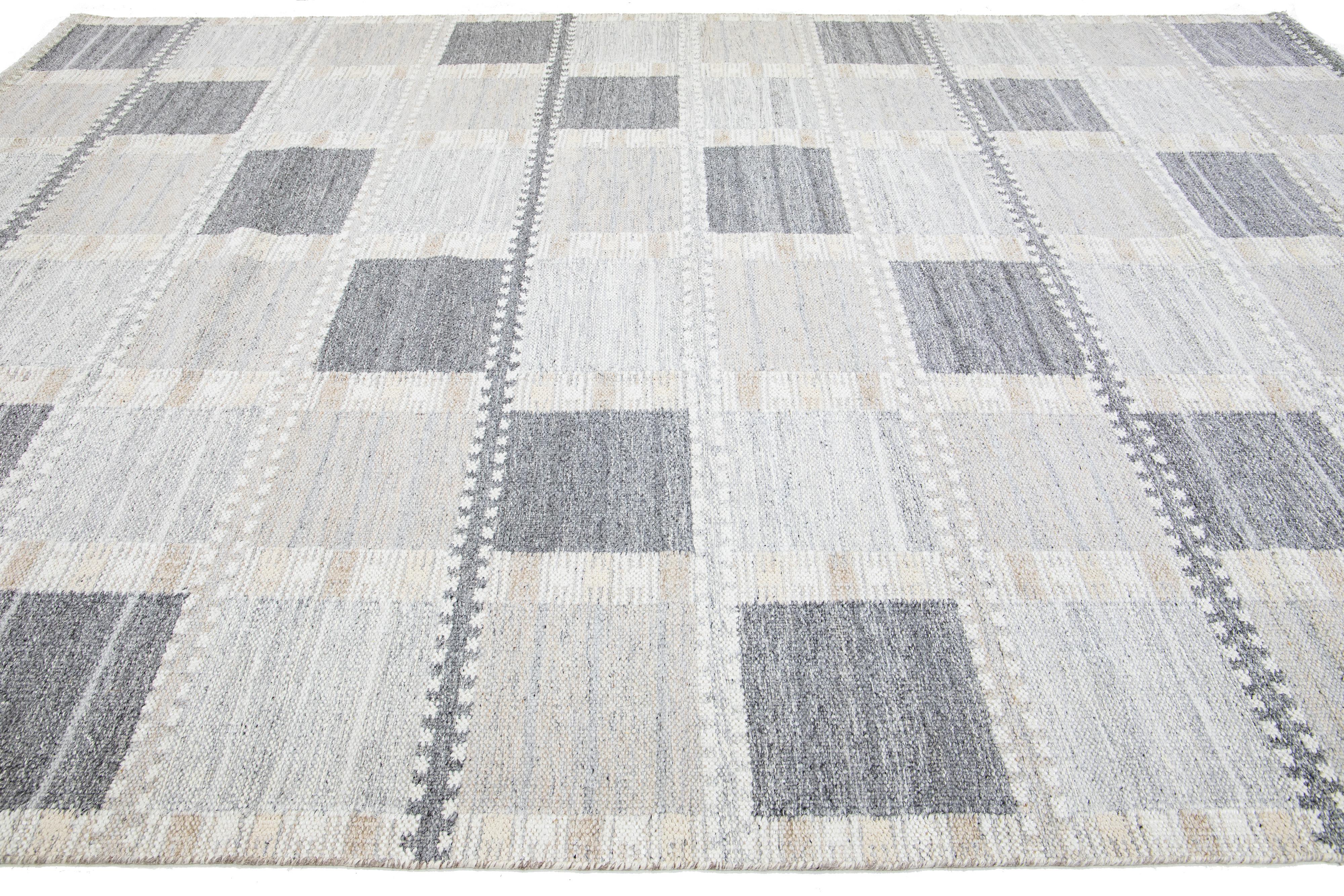 Indian Room Size Modern Scandinavian Wool Rug Handmade with Geometric Pattern In Gray For Sale