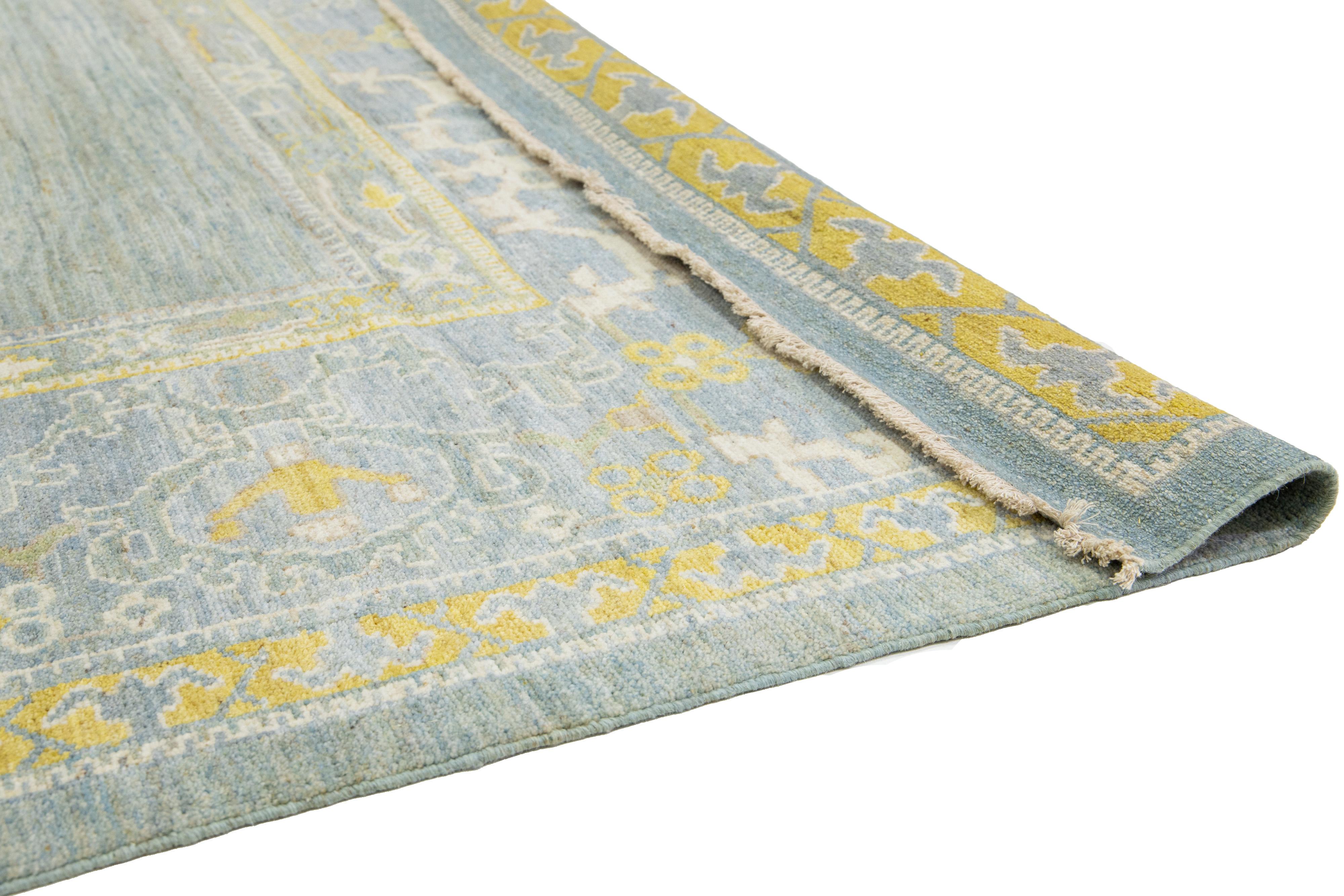 Moderner Sultanabad-Wollteppich in Zimmergröße in Blau von Apadana, entworfen in Sultanabad (Handgeknüpft) im Angebot