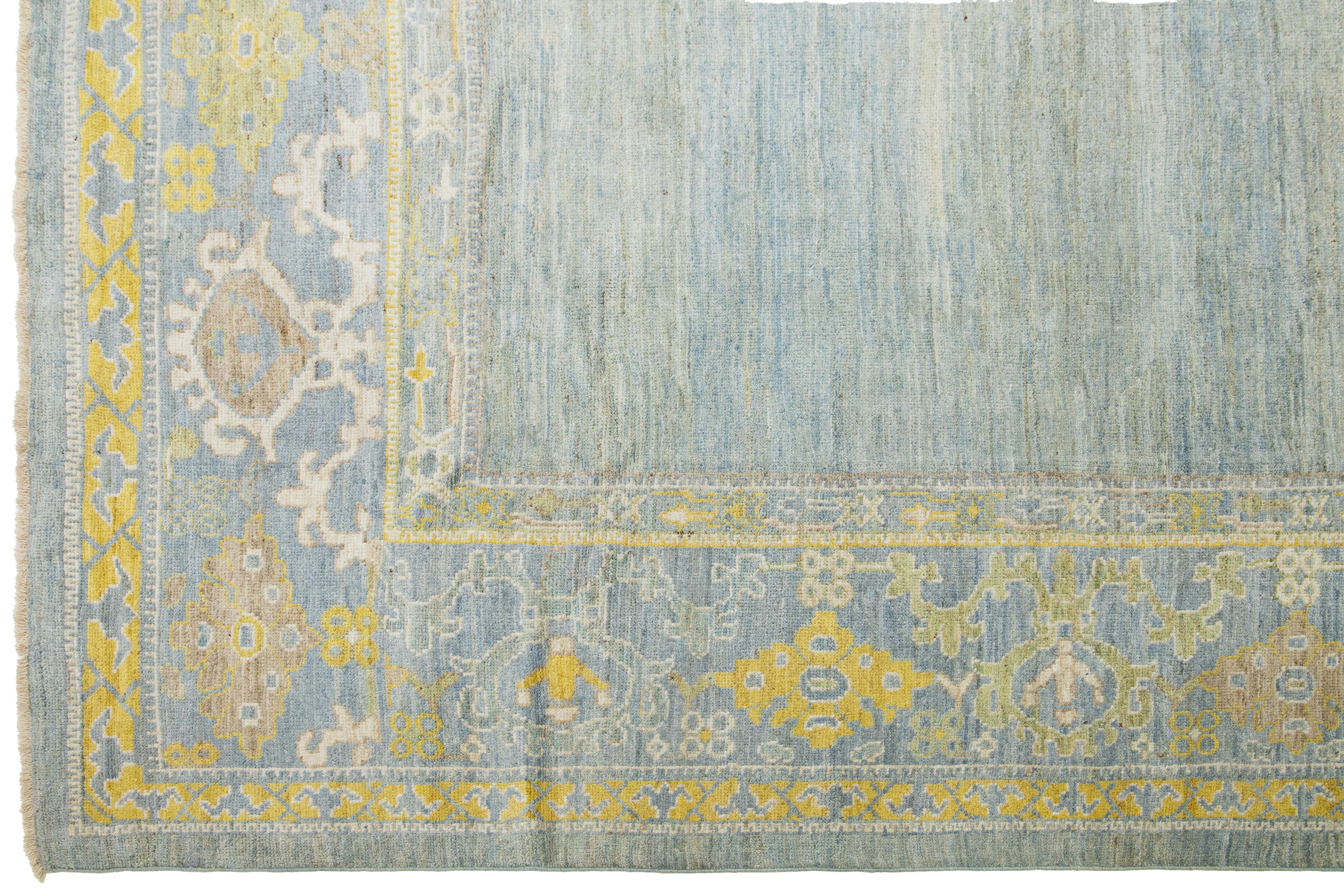 Moderner Sultanabad-Wollteppich in Zimmergröße in Blau von Apadana, entworfen in Sultanabad (21. Jahrhundert und zeitgenössisch) im Angebot