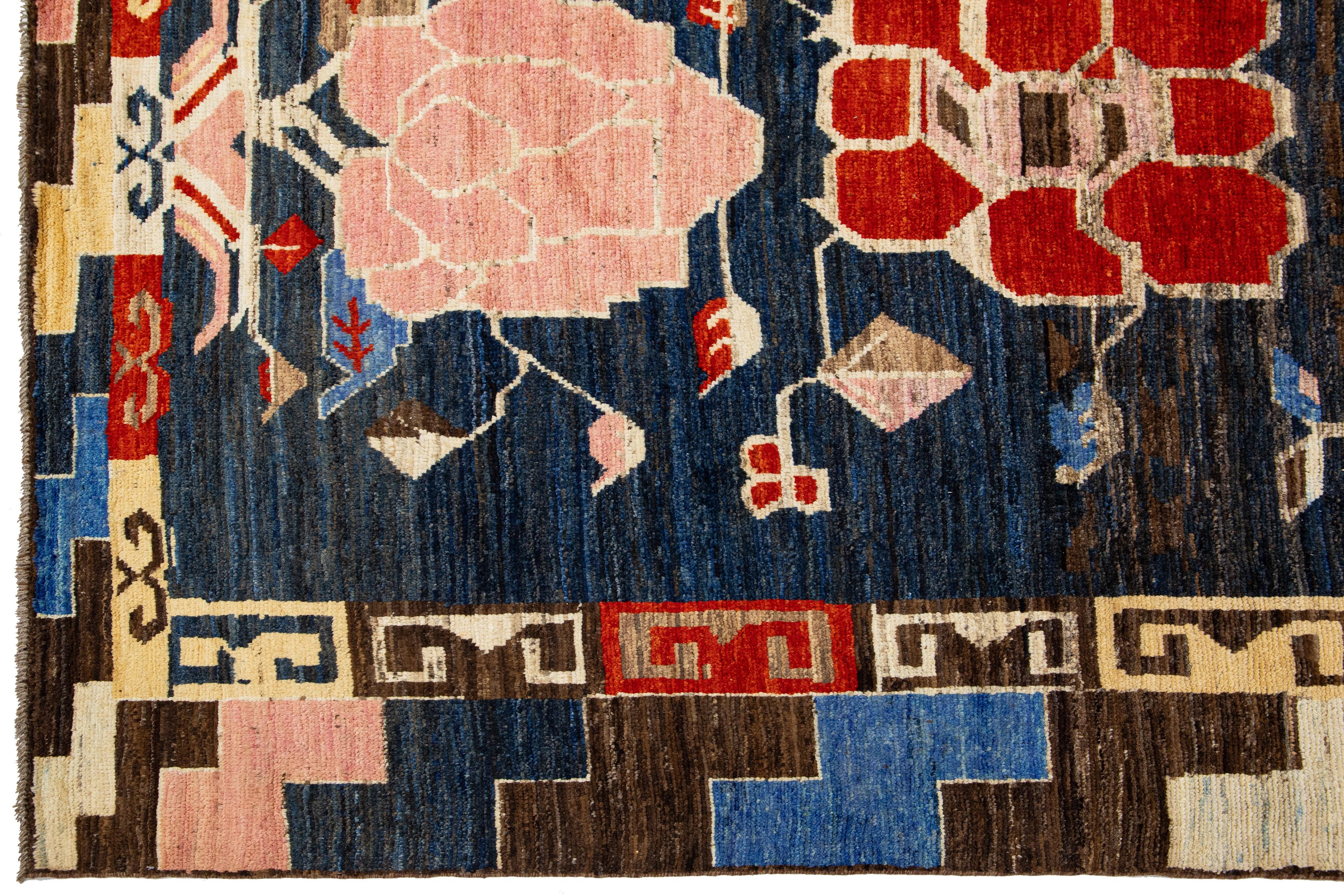 Moderner Wollteppich im marokkanischen Stil in Blau mit mehrfarbigem Muster in Zimmergröße (21. Jahrhundert und zeitgenössisch) im Angebot