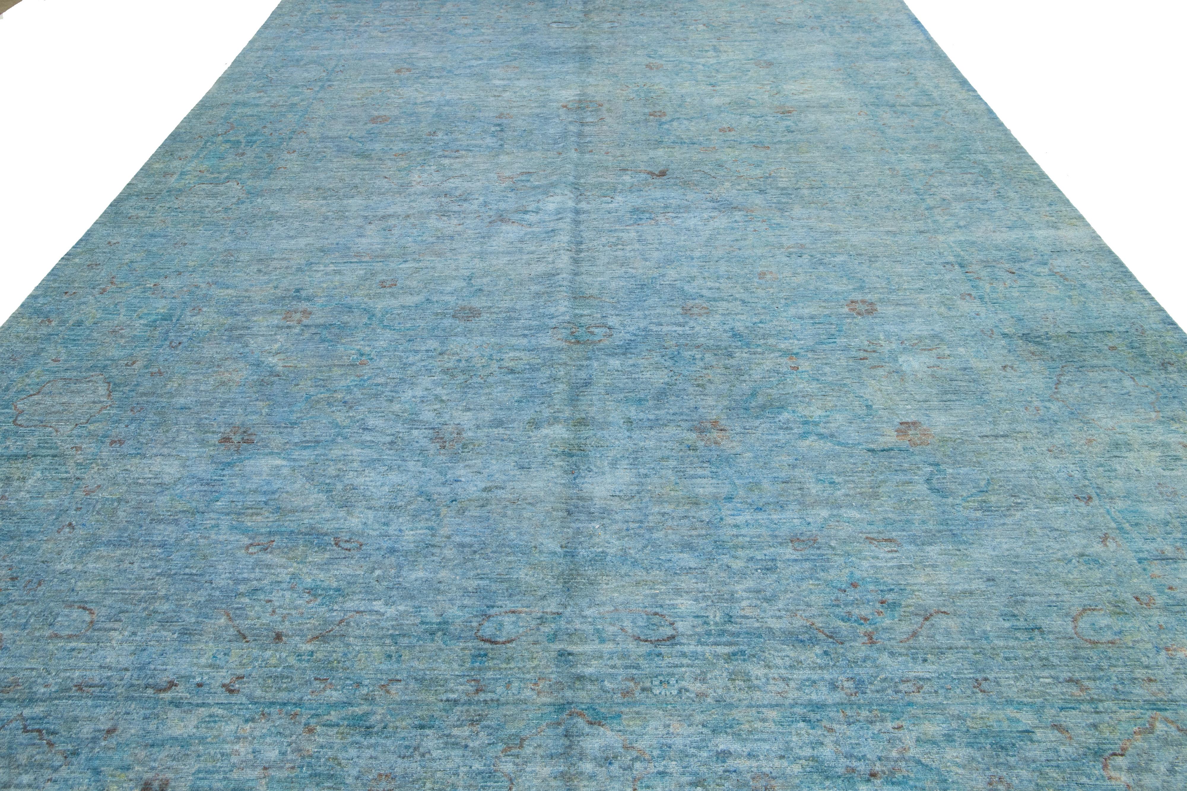 Dieser zeitgenössische Teppich von Paki Ziegler zeichnet sich durch ein exquisites florales Design aus, das durch subtile Farben die Aufmerksamkeit auf sich zieht. Der aus hochwertiger Wolle gefertigte Teppich zeichnet sich durch raffinierte Details