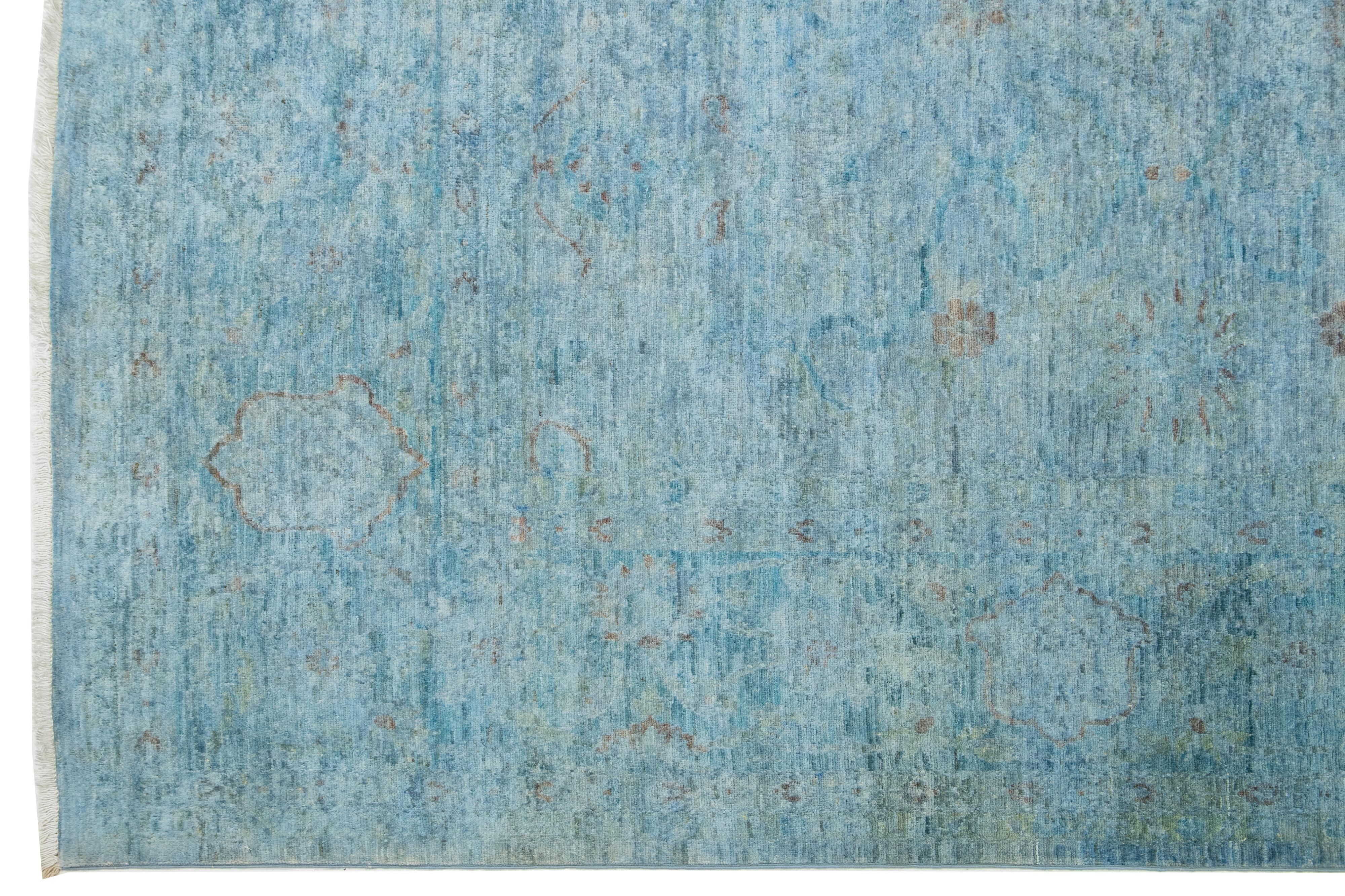 Zimmergröße Modern Ziegler Wollteppich in Blau mit Blumenmuster im Zustand „Neu“ im Angebot in Norwalk, CT
