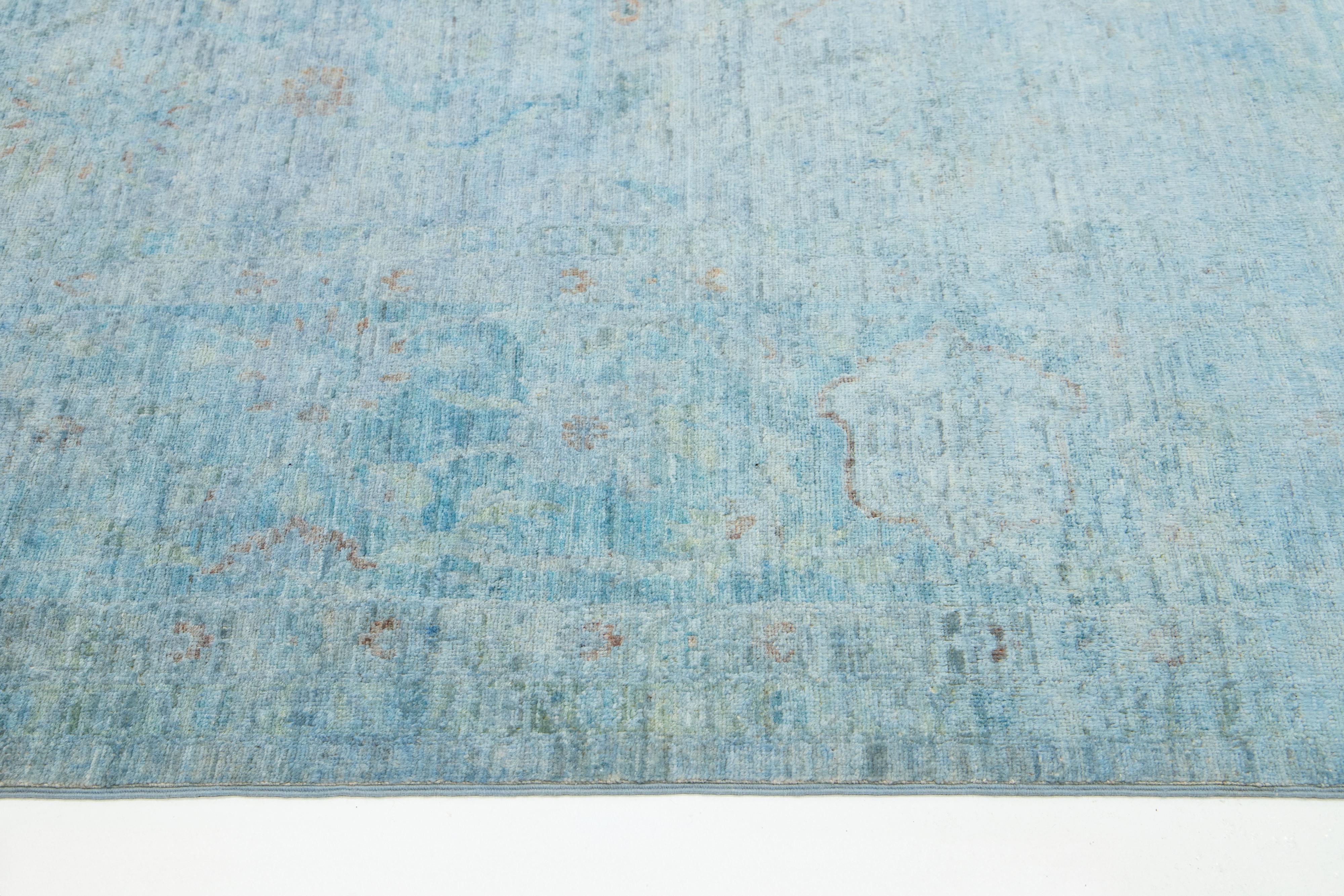 Zimmergröße Modern Ziegler Wollteppich in Blau mit Blumenmuster im Angebot 1