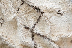 Raumgroßer marokkanischer Beni Ourain Shag-Teppich aus elfenbeinfarbener und brauner ungefärbter Wolle