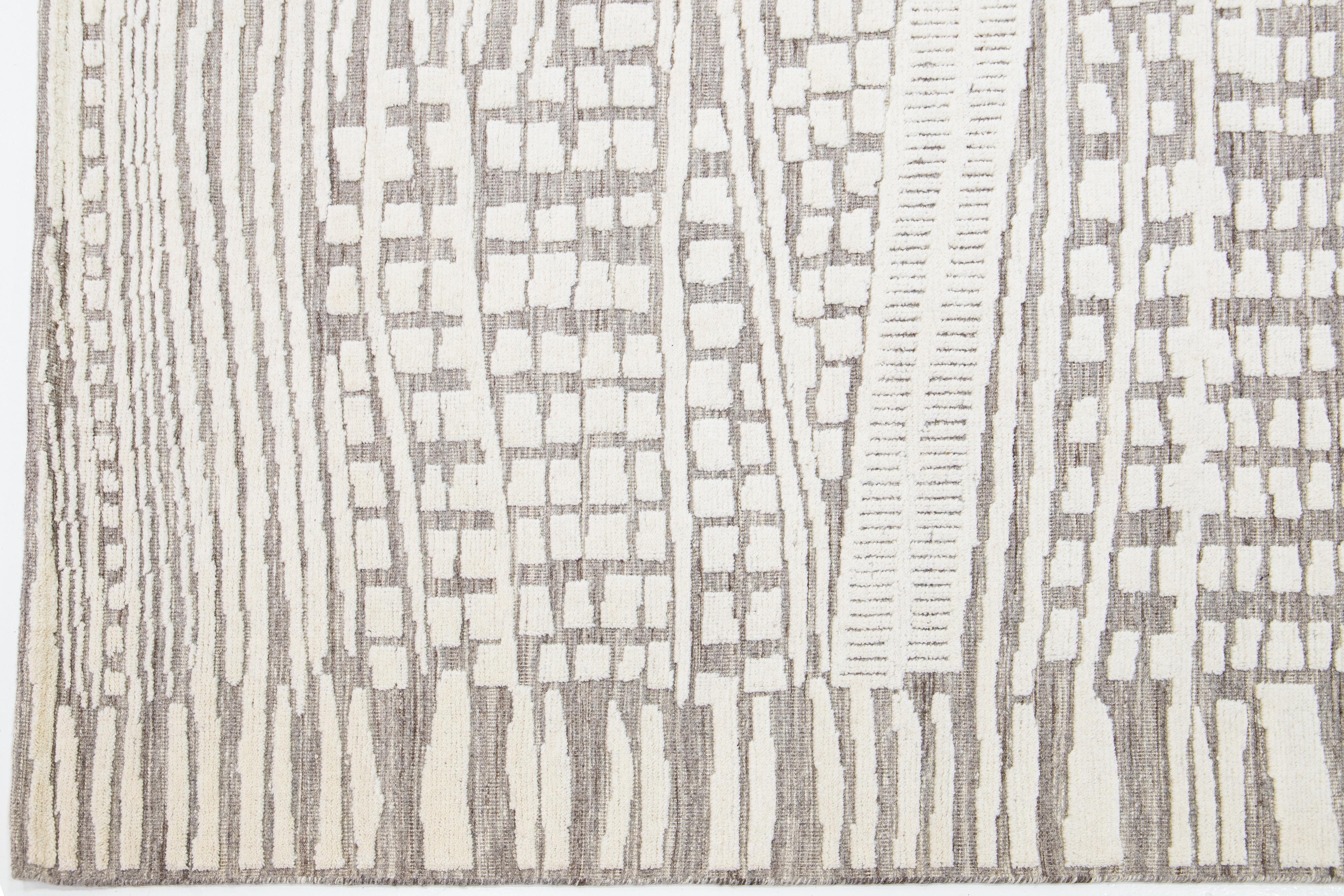  Marokkanischer Wollteppich im Stil von Marokko in Grau und Beige mit abstraktem Motiv in Zimmergröße (Handgeknüpft) im Angebot