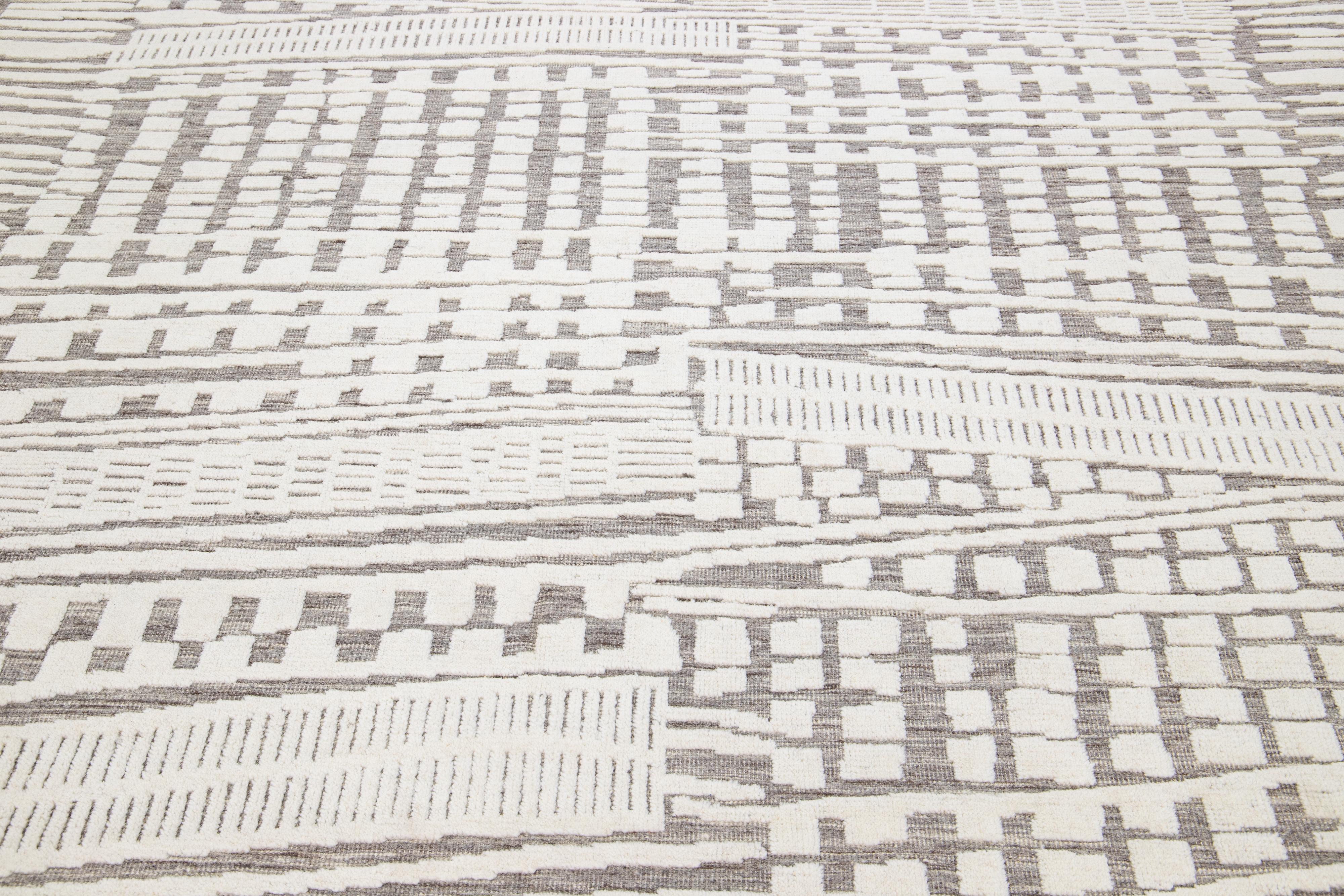  Marokkanischer Wollteppich im Stil von Marokko in Grau und Beige mit abstraktem Motiv in Zimmergröße im Zustand „Neu“ im Angebot in Norwalk, CT