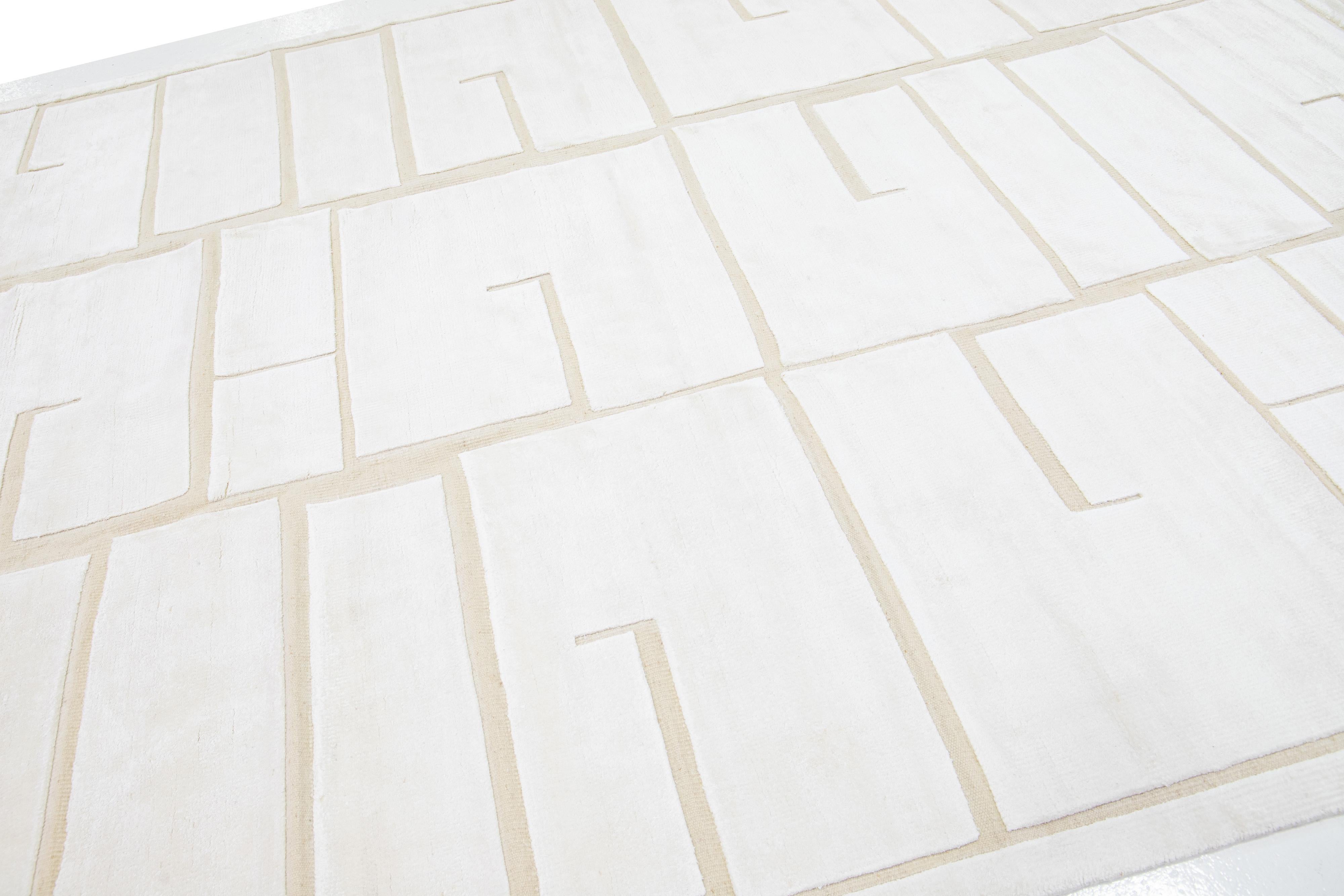 Organique Tapis en laine de style marocain en ivoire à motif géométrique, taille de pièce en vente