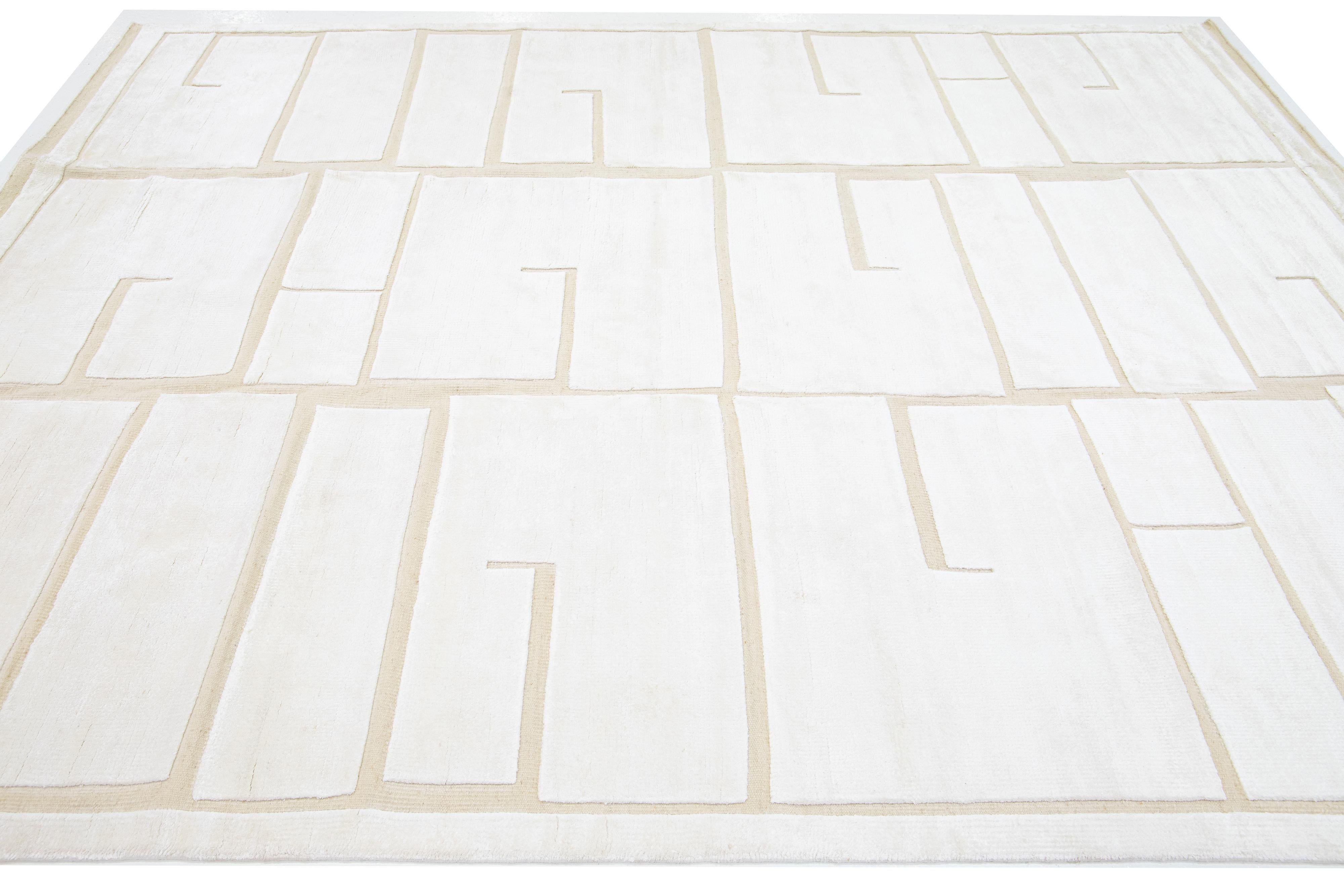 Pakistanais Tapis en laine de style marocain en ivoire à motif géométrique, taille de pièce en vente