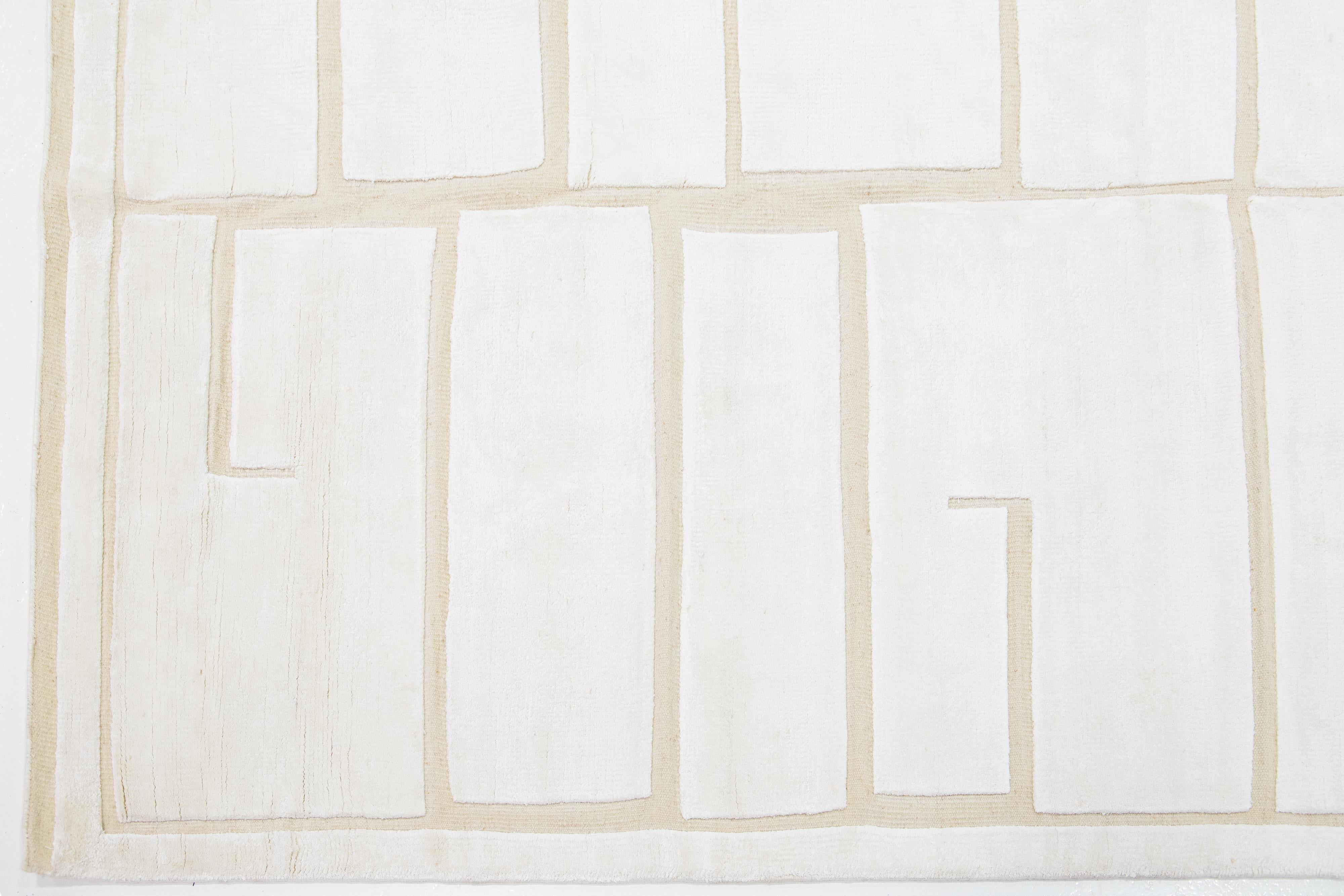 Noué à la main Tapis en laine de style marocain en ivoire à motif géométrique, taille de pièce en vente