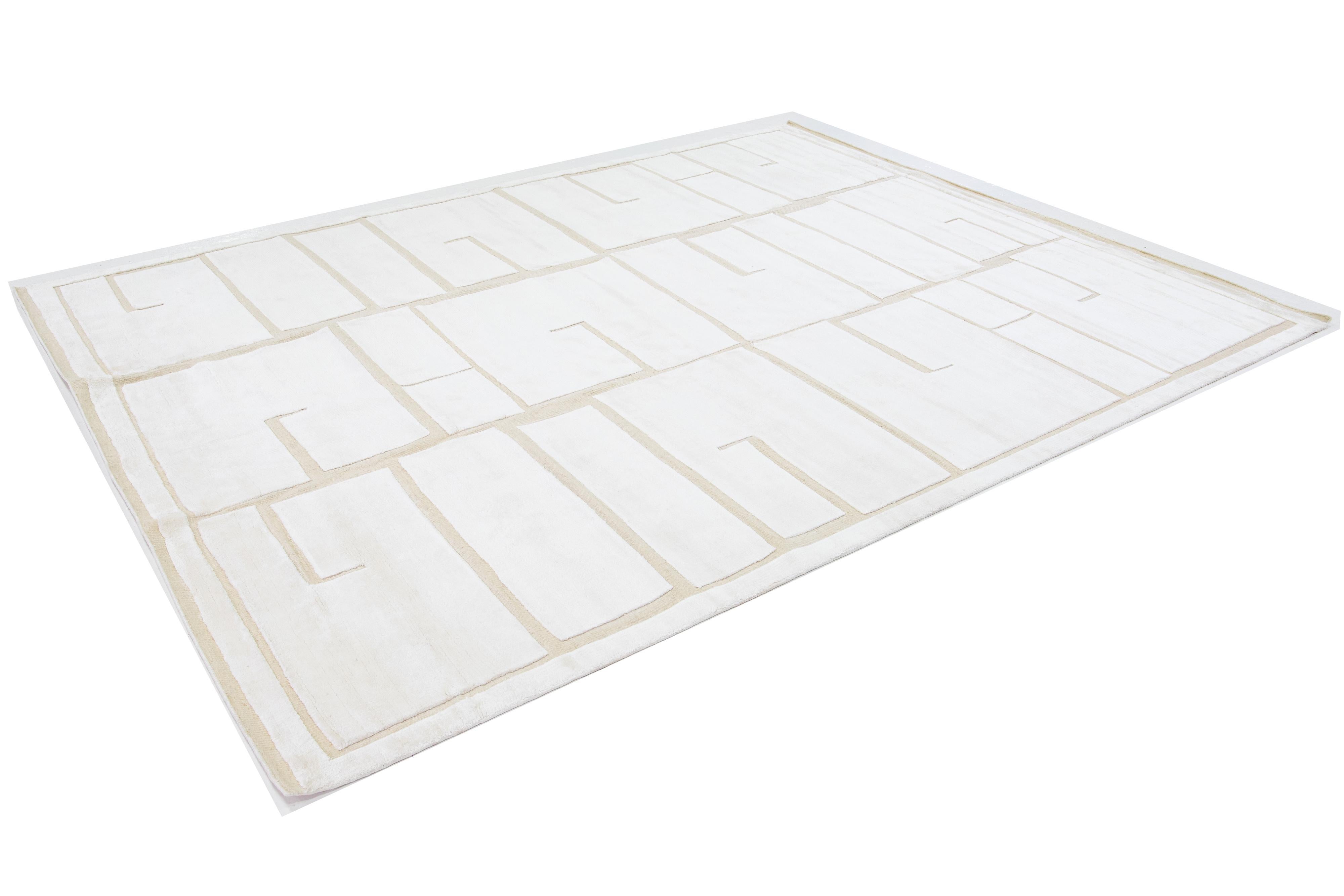 XXIe siècle et contemporain Tapis en laine de style marocain en ivoire à motif géométrique, taille de pièce en vente