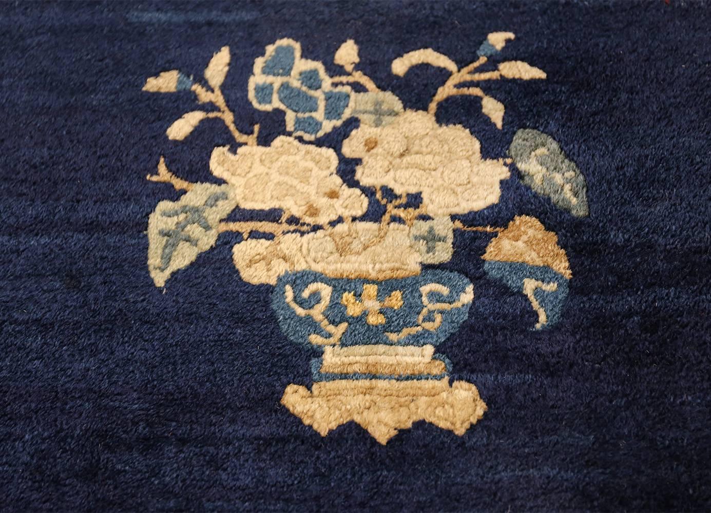 Magnifique tapis chinois ancien bleu et blanc de Whiting, Pays d'origine / Type de tapis : Tapis de Chine, Circa Date : 1900. Taille : 9 ft 1 in x 11 ft 6 in (2.77 m x 3.51 m)

