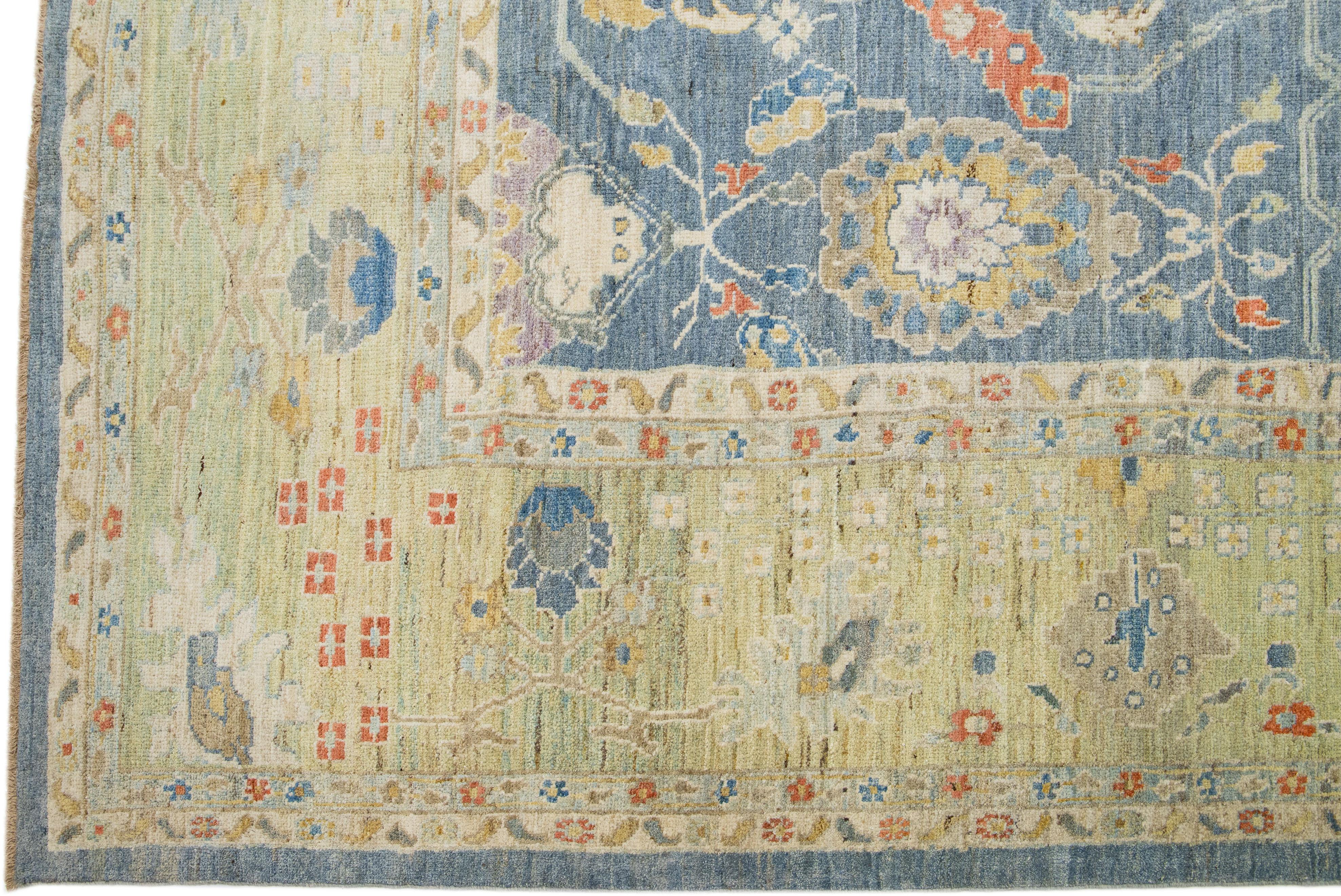 Diese zeitgenössische Interpretation des traditionellen Sultanabad-Stils wird in einem exquisiten, handgeknüpften Wollteppich in auffälligem Marineblau präsentiert. Ein aufwendig gestalteter Rahmen hebt das florale Motiv hervor, das mit mehrfarbigen